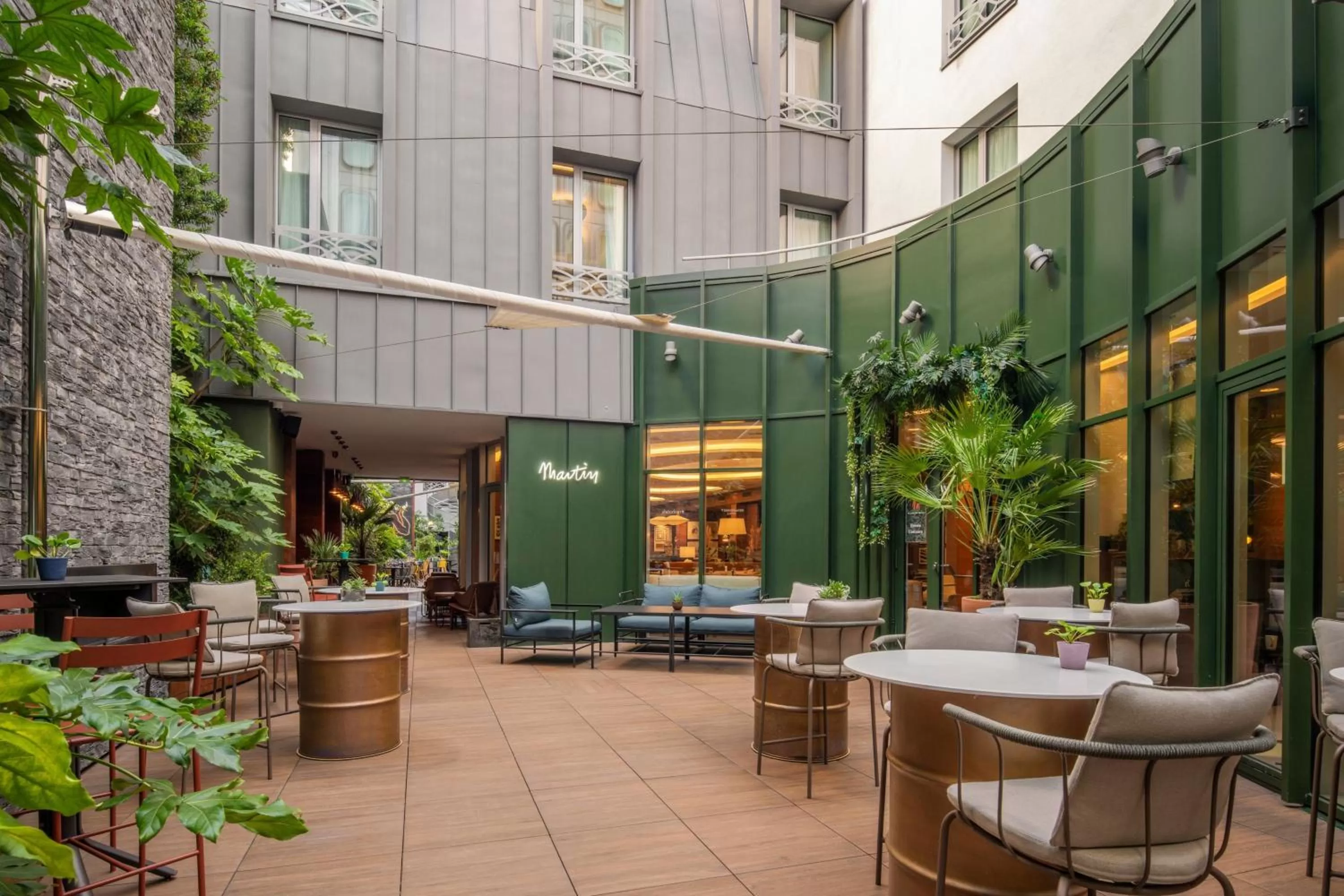 Restaurant/places to eat in Renaissance Paris Republique Hotel & Spa