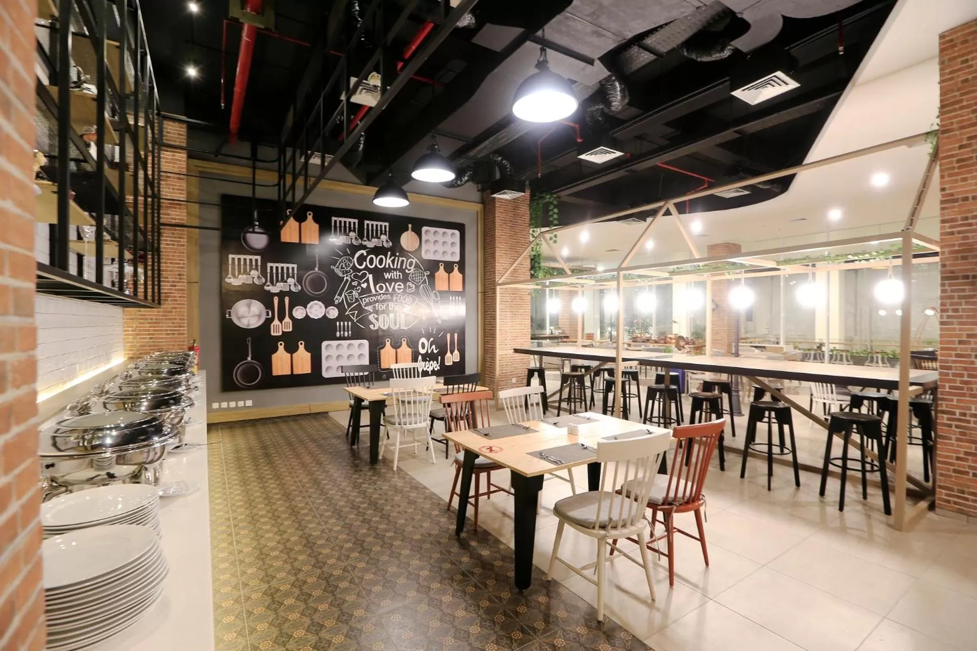 Restaurant/places to eat in Luminor Hotel Purwokerto By WH