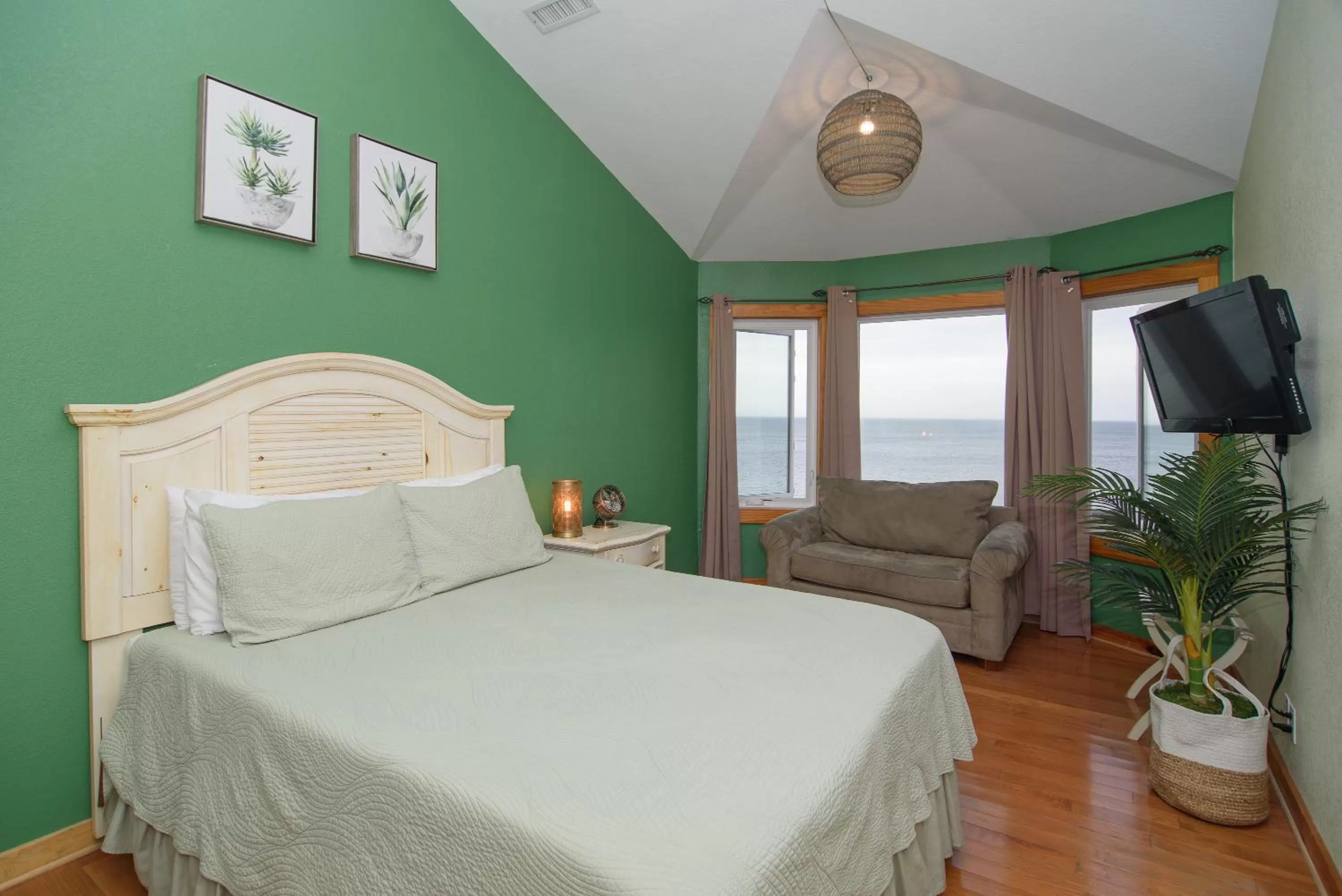 Bed in The Inn on Pamlico Sound