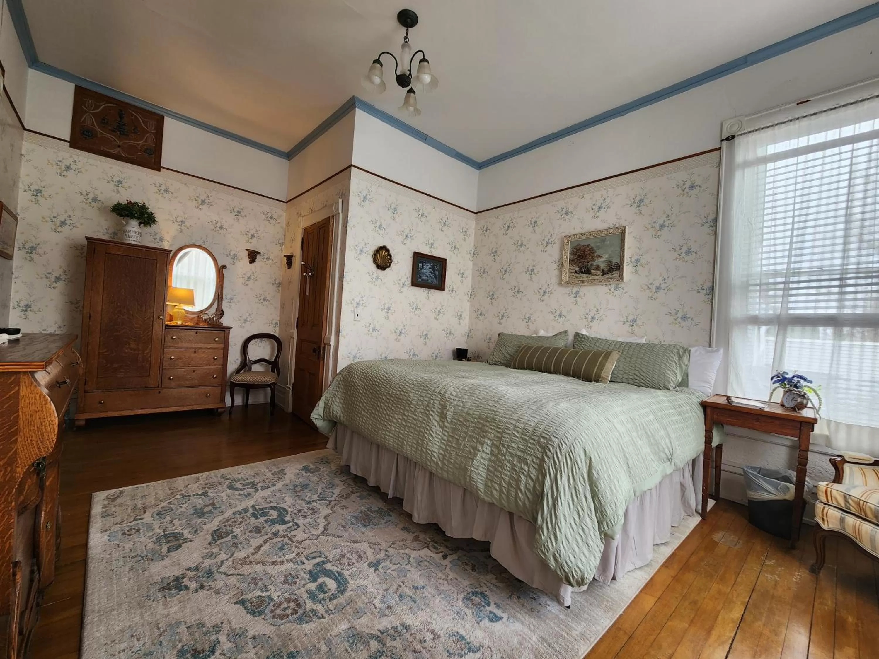 Bed in The Fresh Coast Inn at Ludington