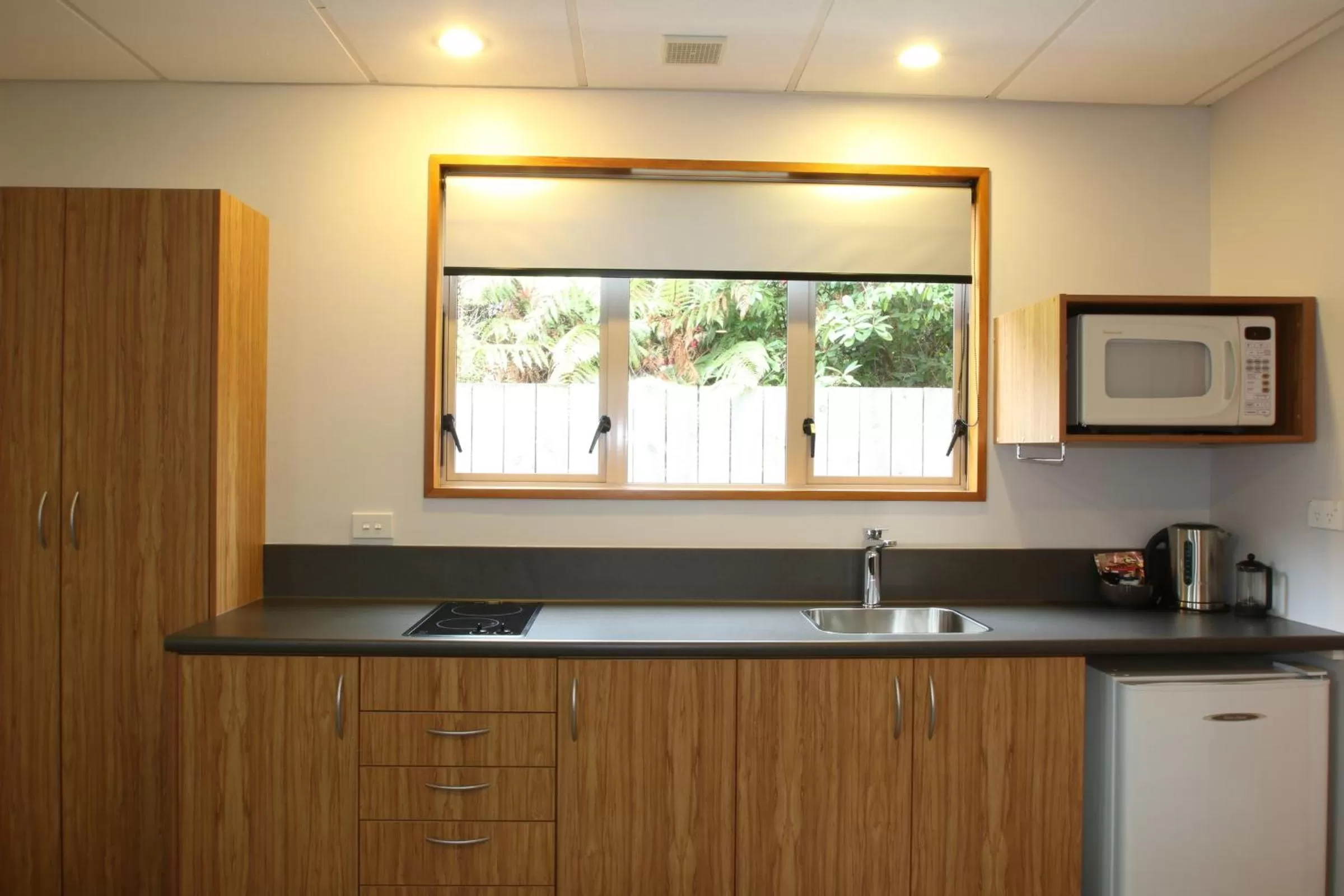 Kitchen or kitchenette in Amross Motel