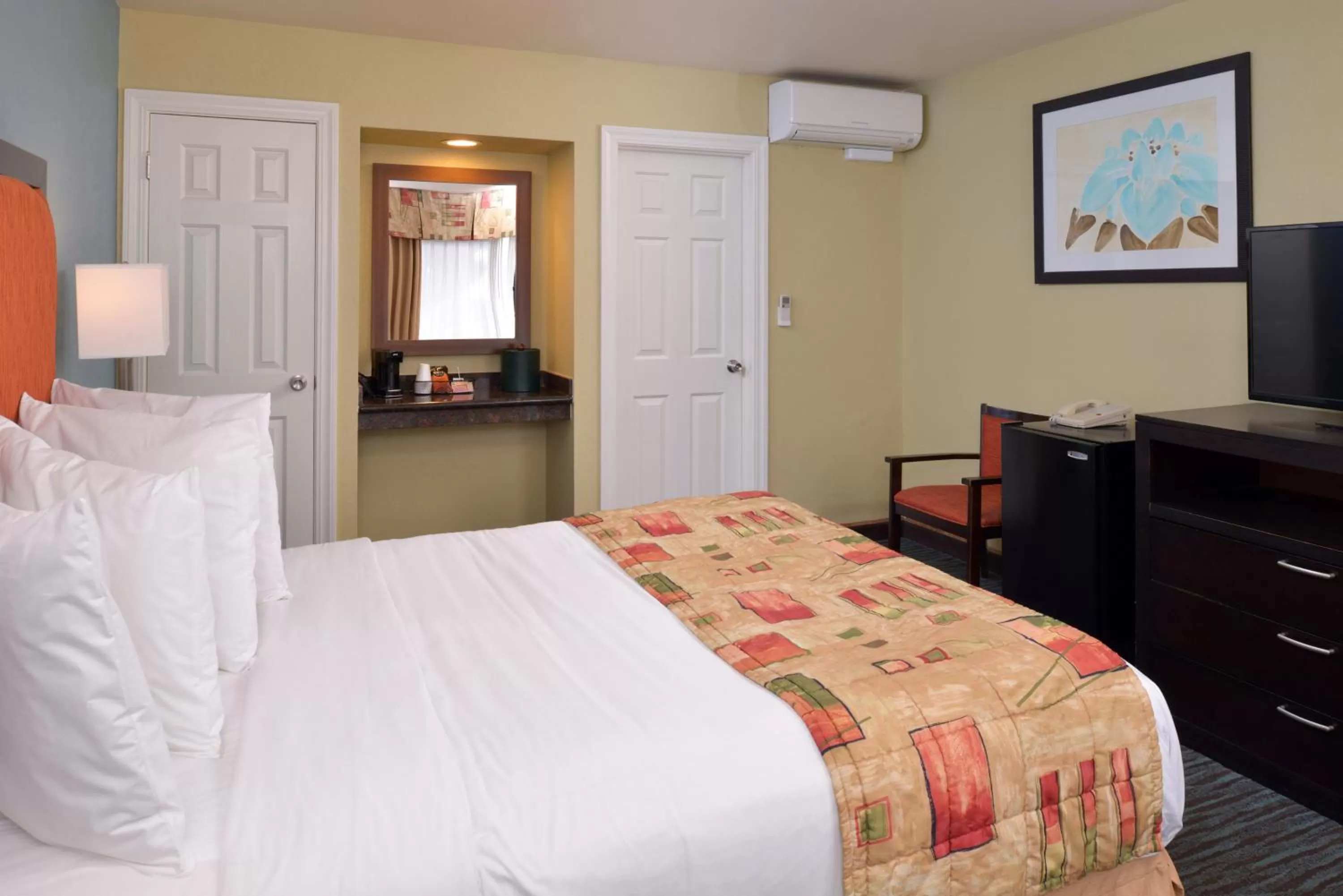 Bed in Bay View Inn - Morro Bay