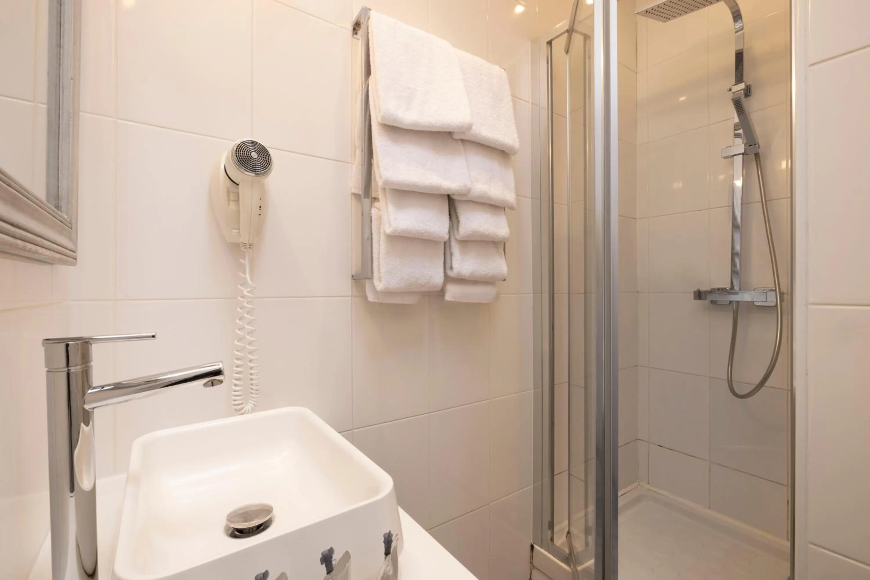 Shower in Le Regent Montmartre by Hiphophostels