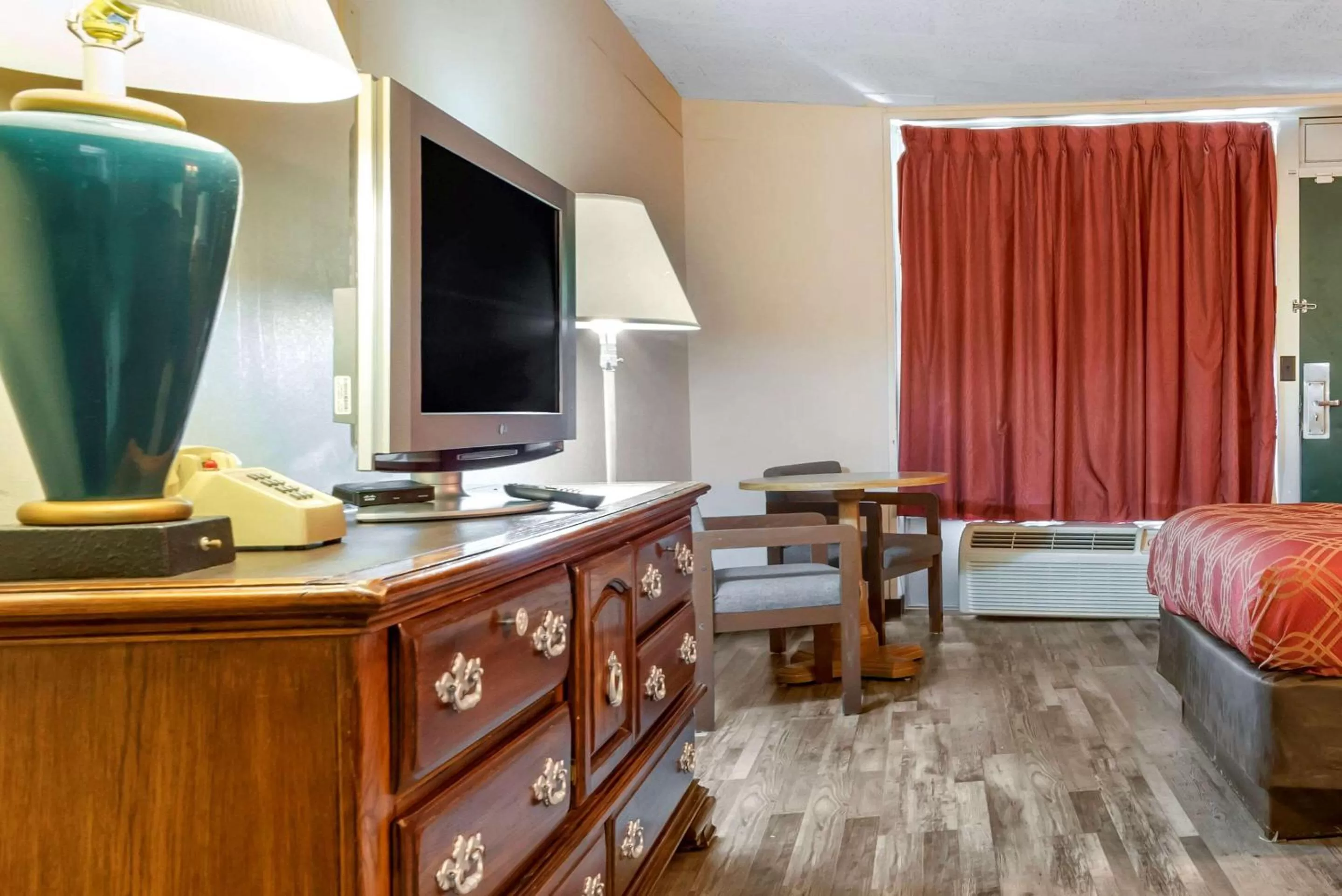 Photo of the whole room, Bed in Econo Lodge Cortland Downtown