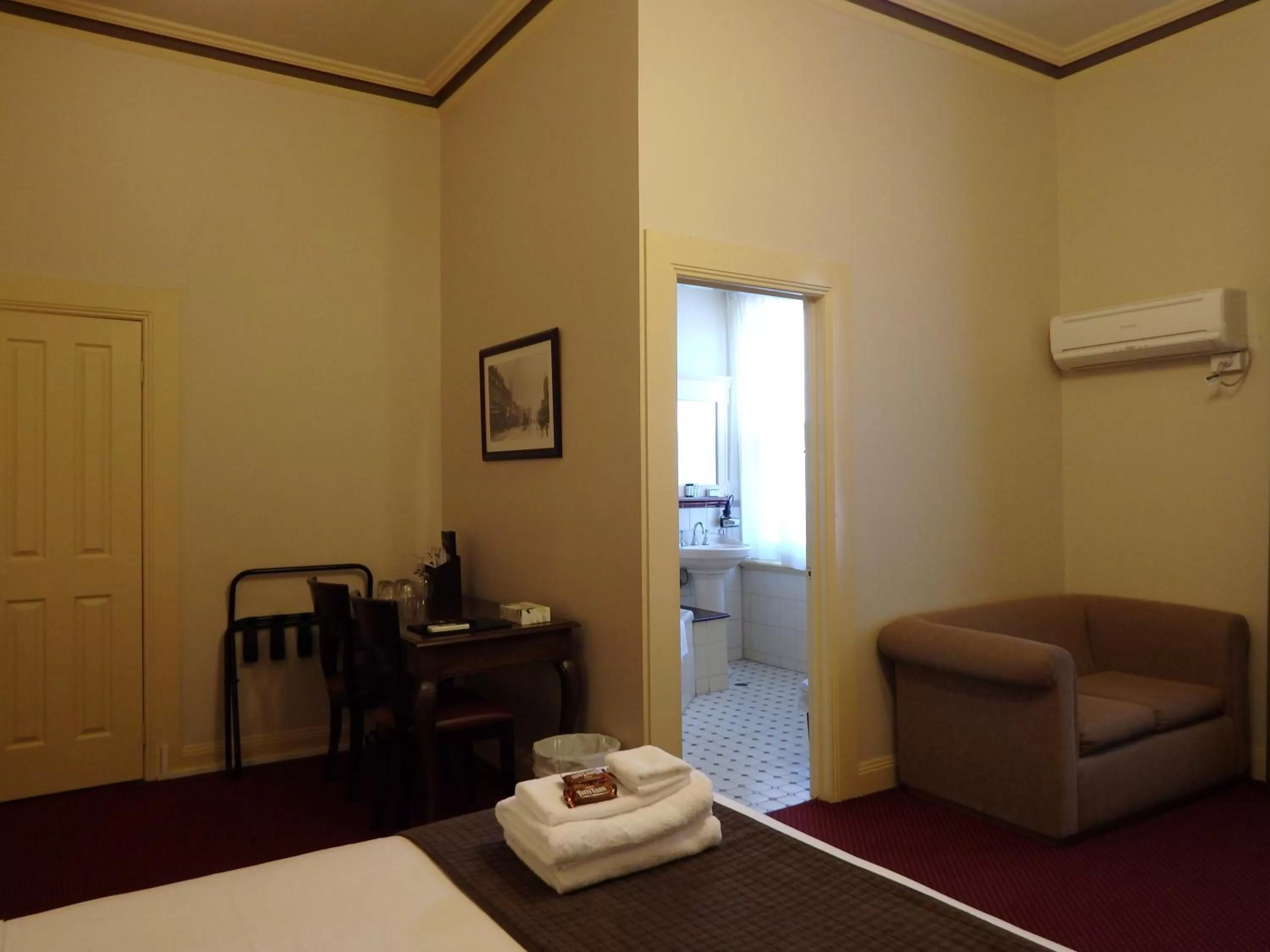 Photo of the whole room, Bed in The Glenferrie Hotel Hawthorn