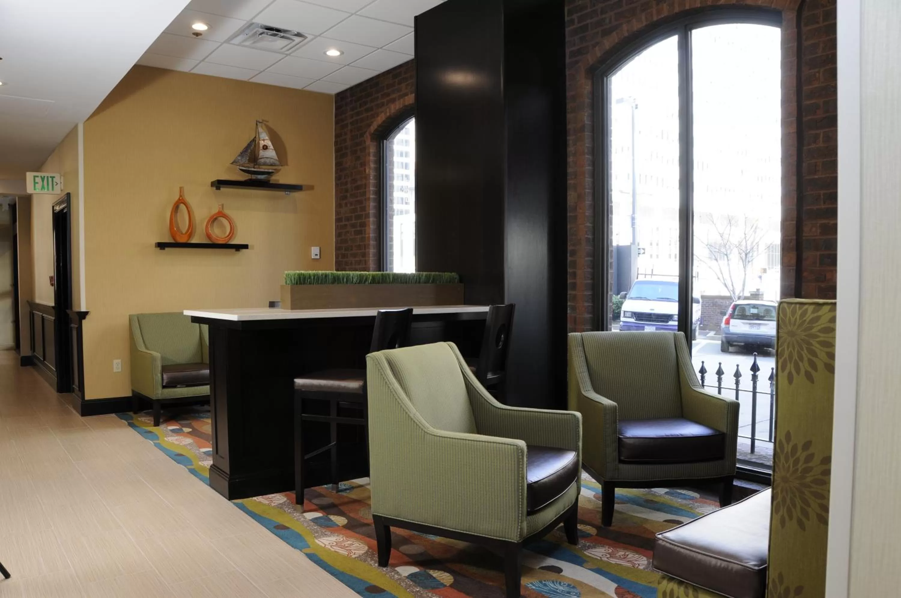 Communal lounge/ TV room in Days Inn by Wyndham Baltimore Inner Harbor