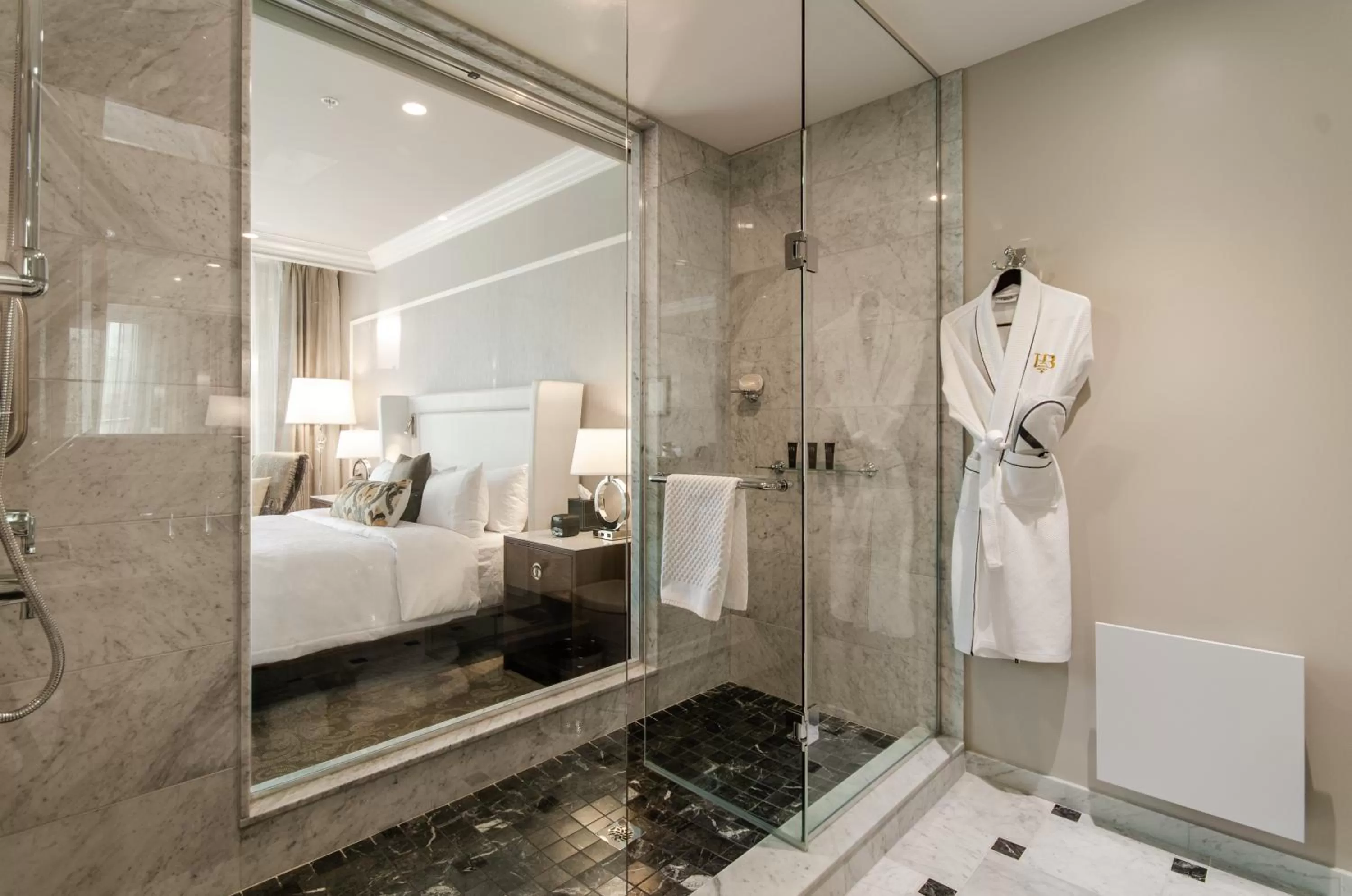 Shower, Bed in Hôtel Birks Montréal