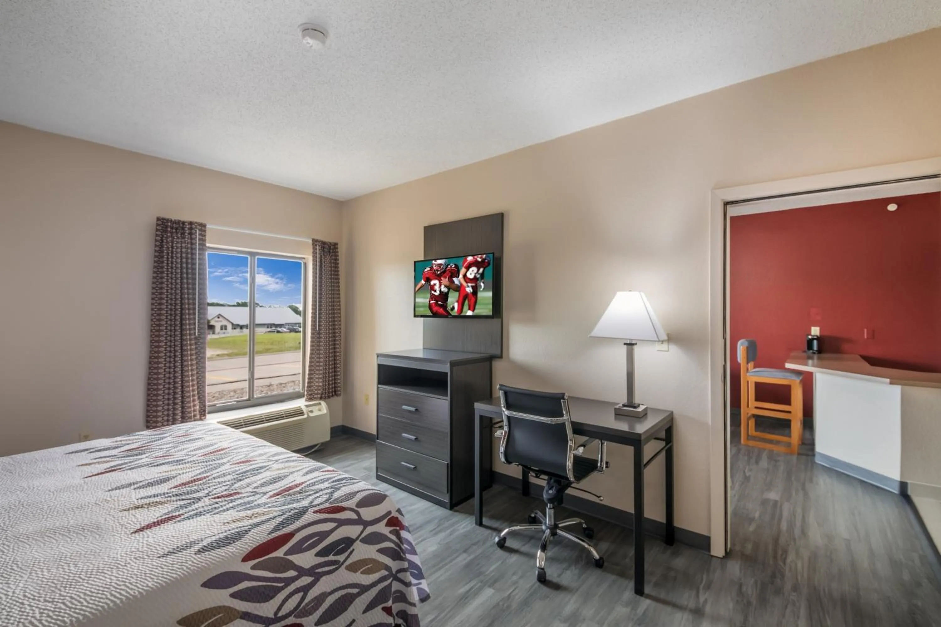 Bedroom, Bed in Red Roof Inn & Suites Austin East - Manor