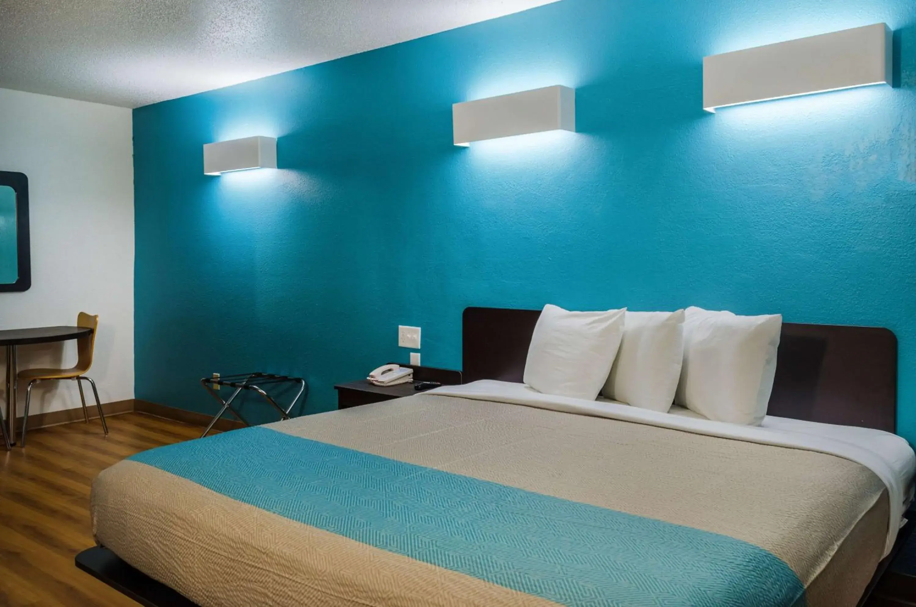 Deluxe King Room - single occupancy - Non-Smoking in Motel 6-Mobile, AL Deluxe King Room - single occupancy - Non-Smoking in Motel 6-Mobile, AL