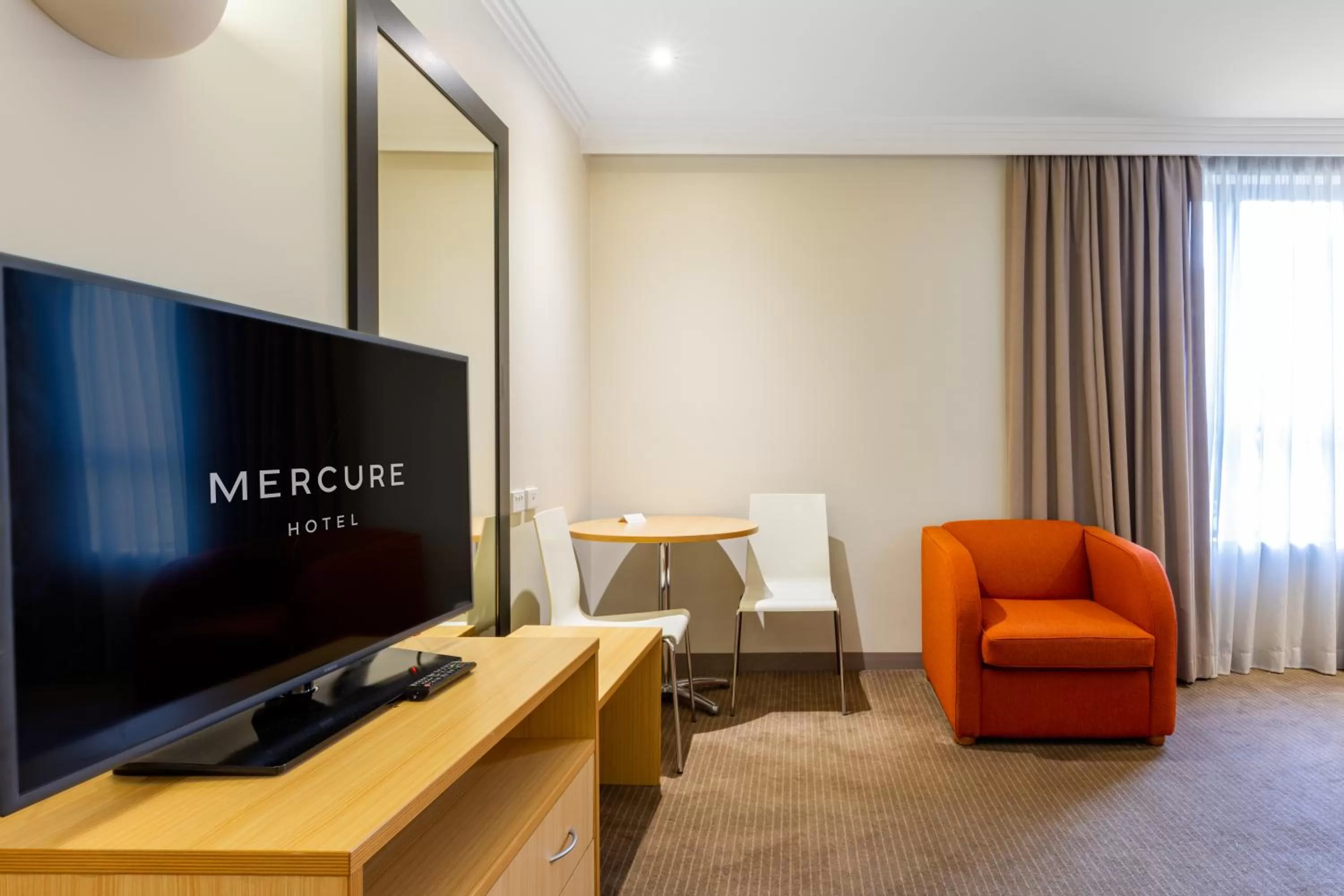 TV and multimedia in Mercure Brisbane Garden City