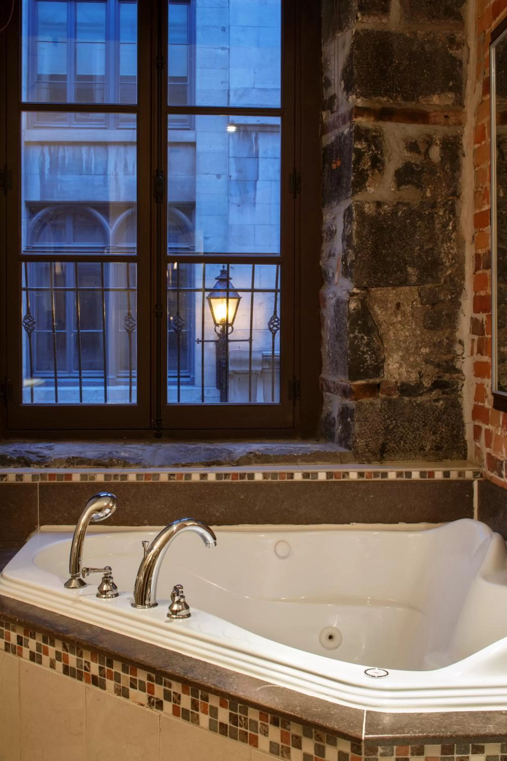 Hot Tub in Hotel Nelligan