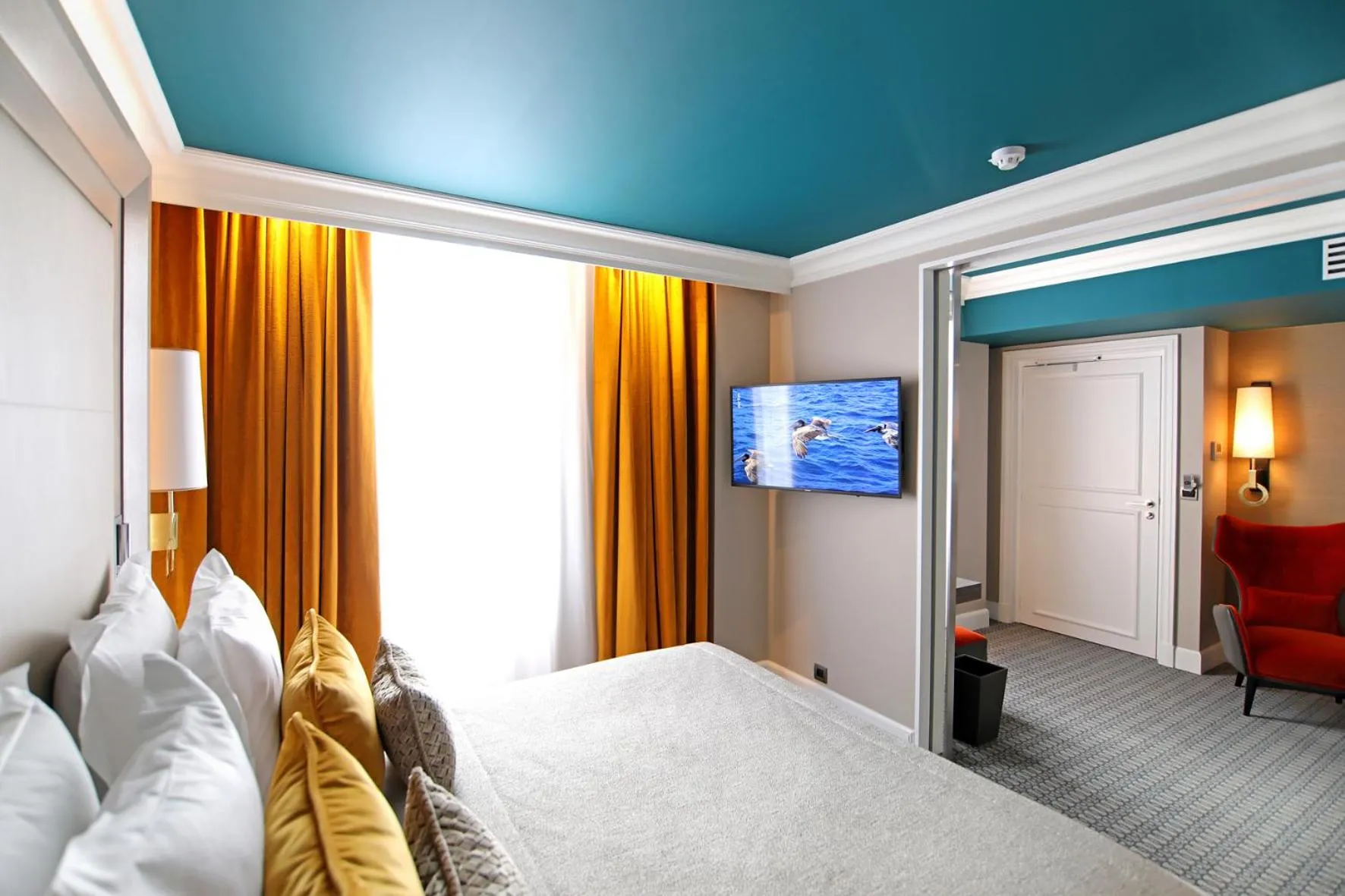 Photo of the whole room, Bed in Hôtel Alchimy