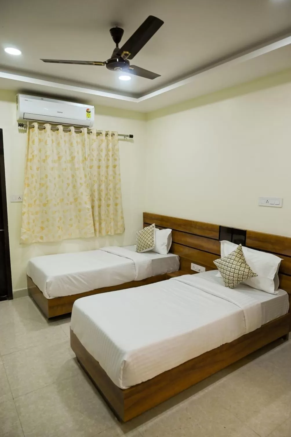 Photo of the whole room, Bed in Hotel Golden Bliss