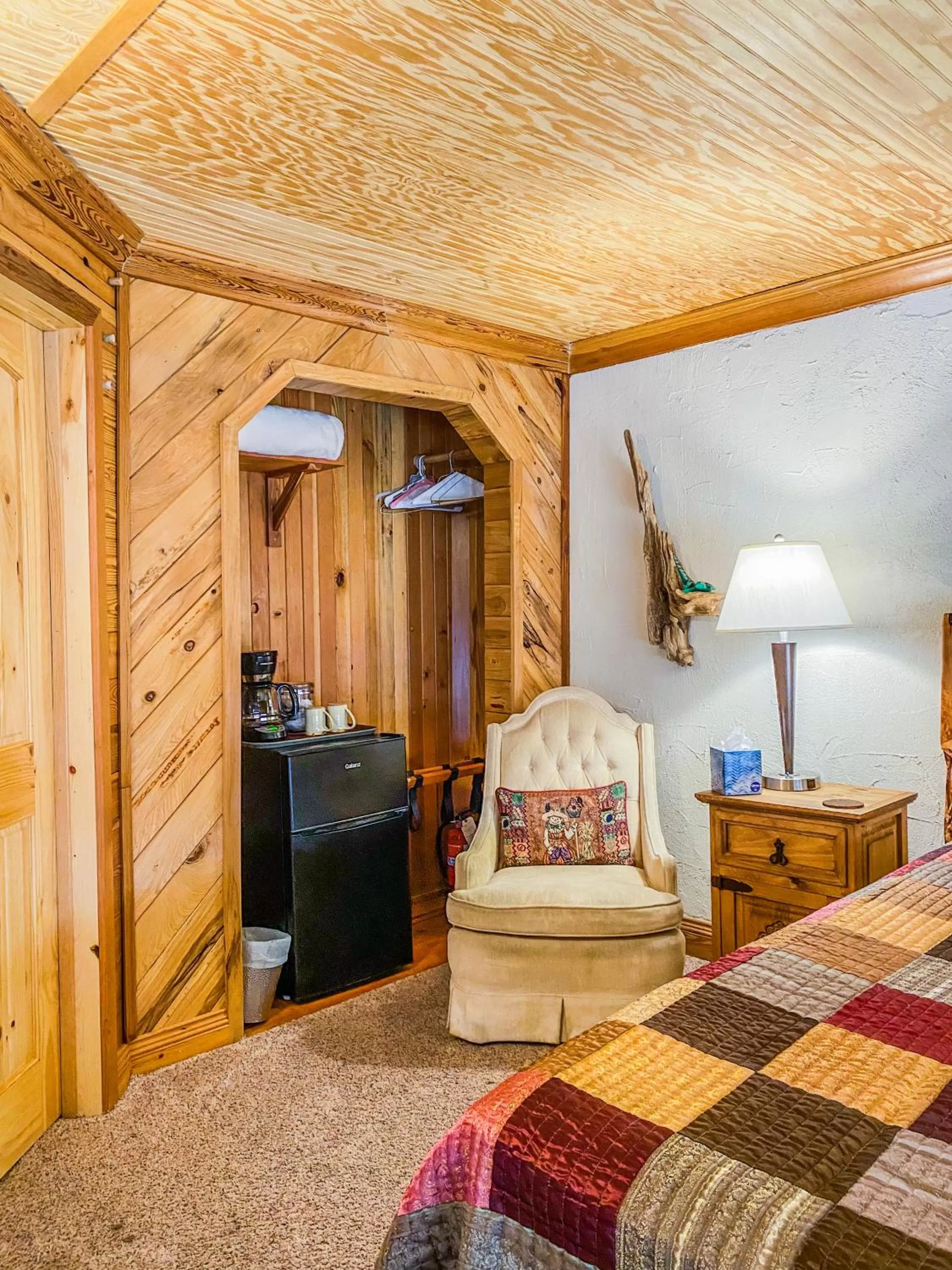 Seating area, Bed in Inn at the Art Center