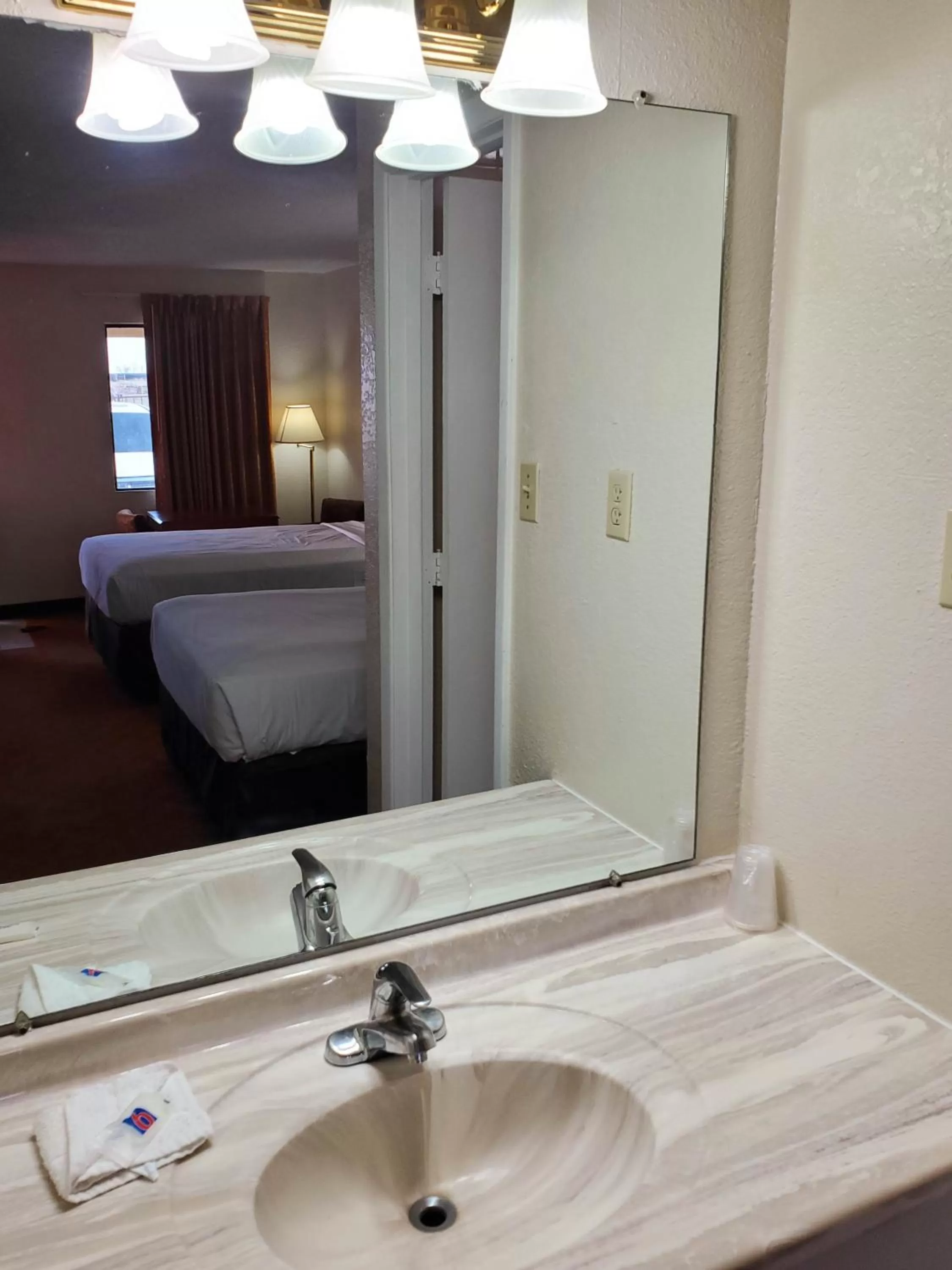 Bathroom, Bed in Motel 6 Shamrock TX