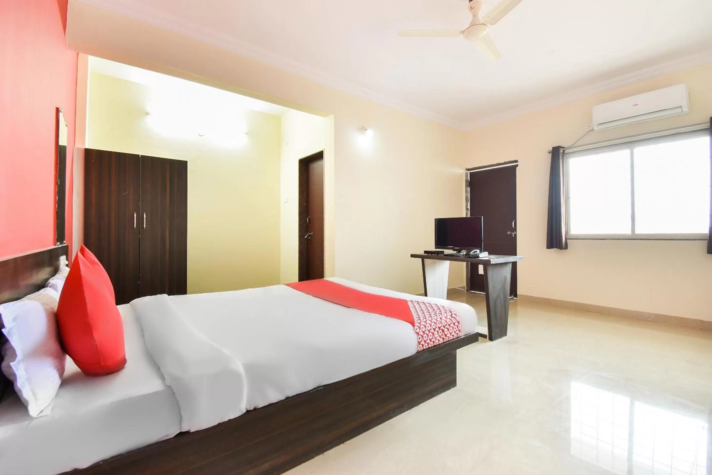 Bedroom, Bed in OYO Flagship 43302 Hotel Sargam