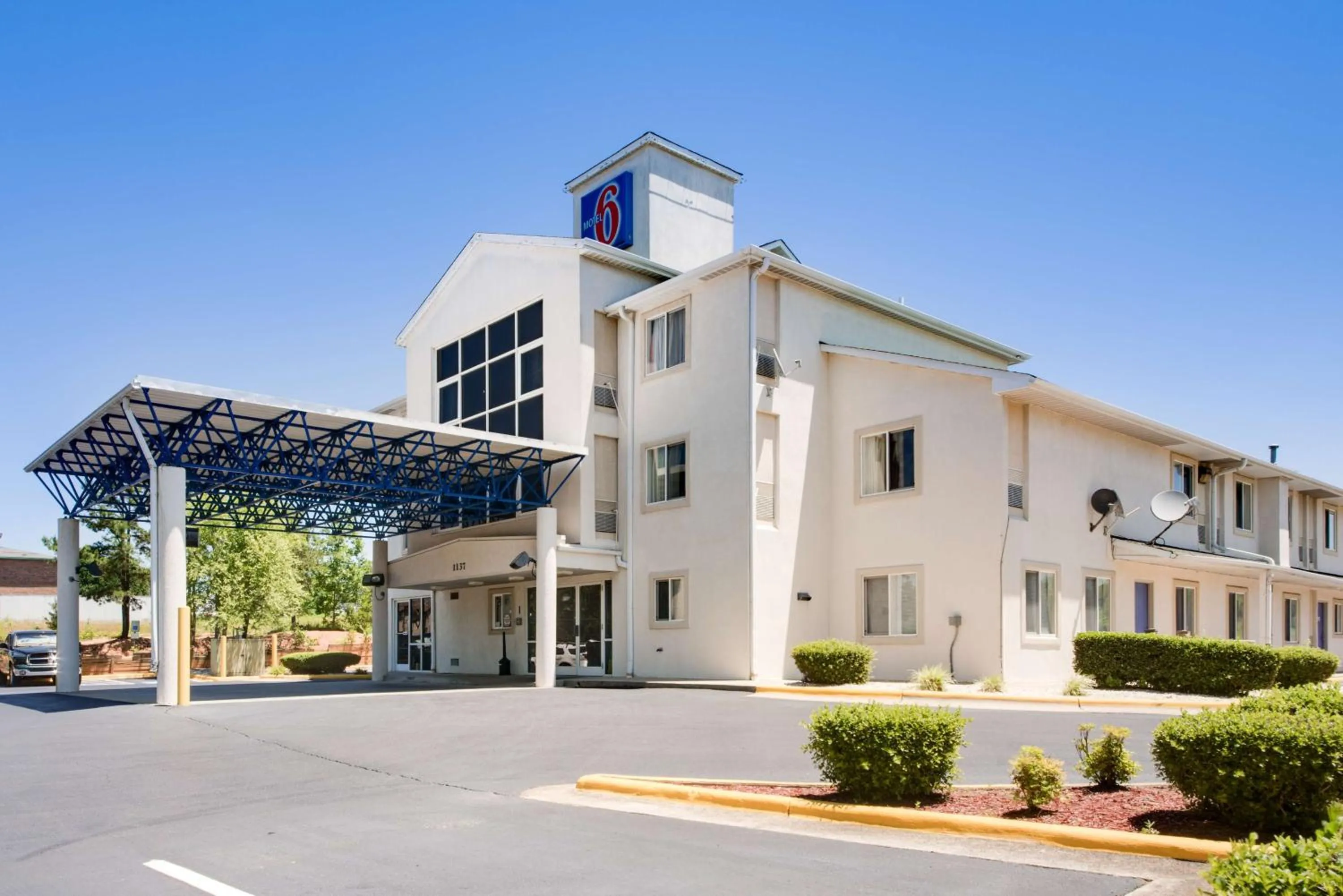 Property building in Motel 6-Statesville, NC