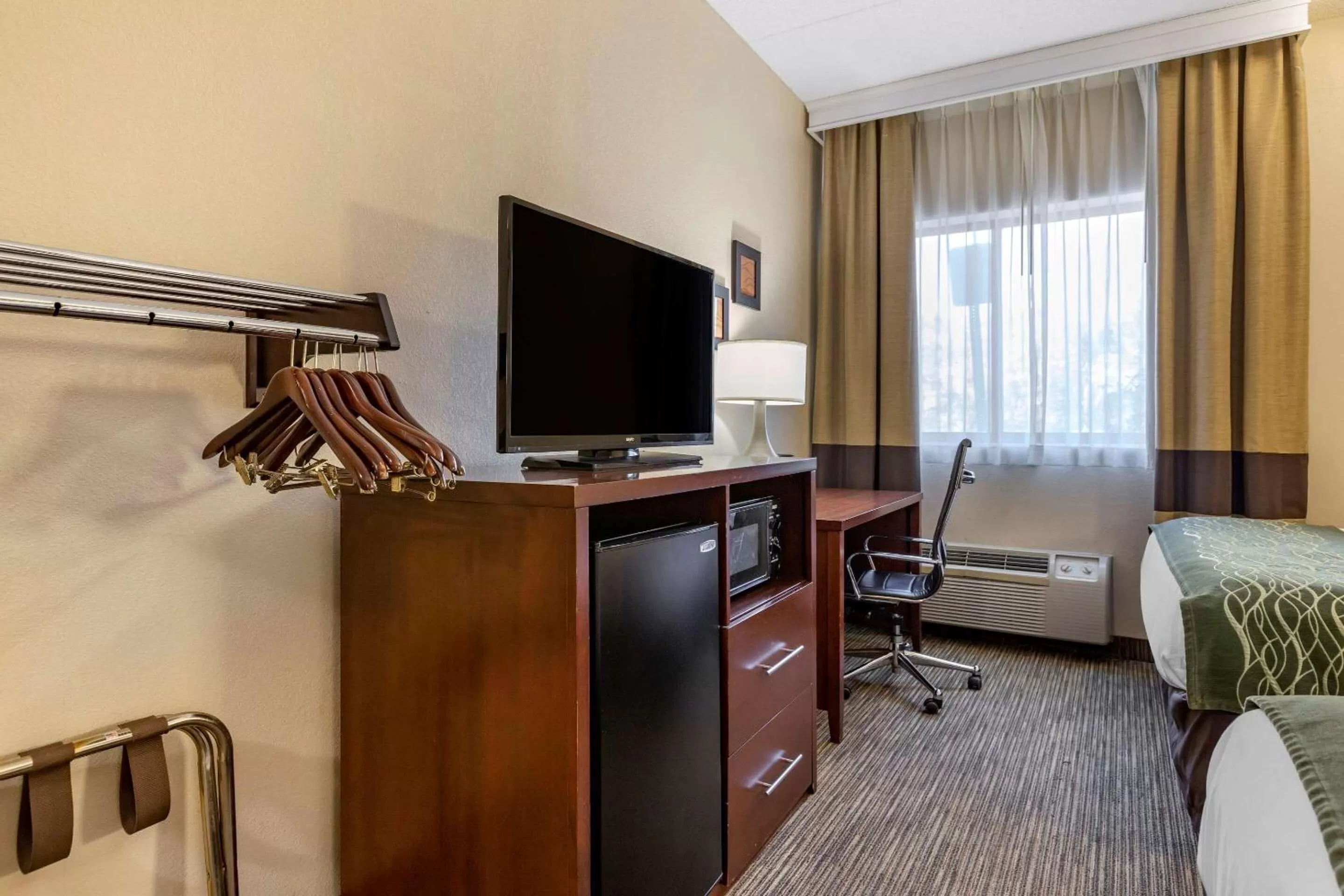 Photo of the whole room in Comfort Inn Warren - Detroit North