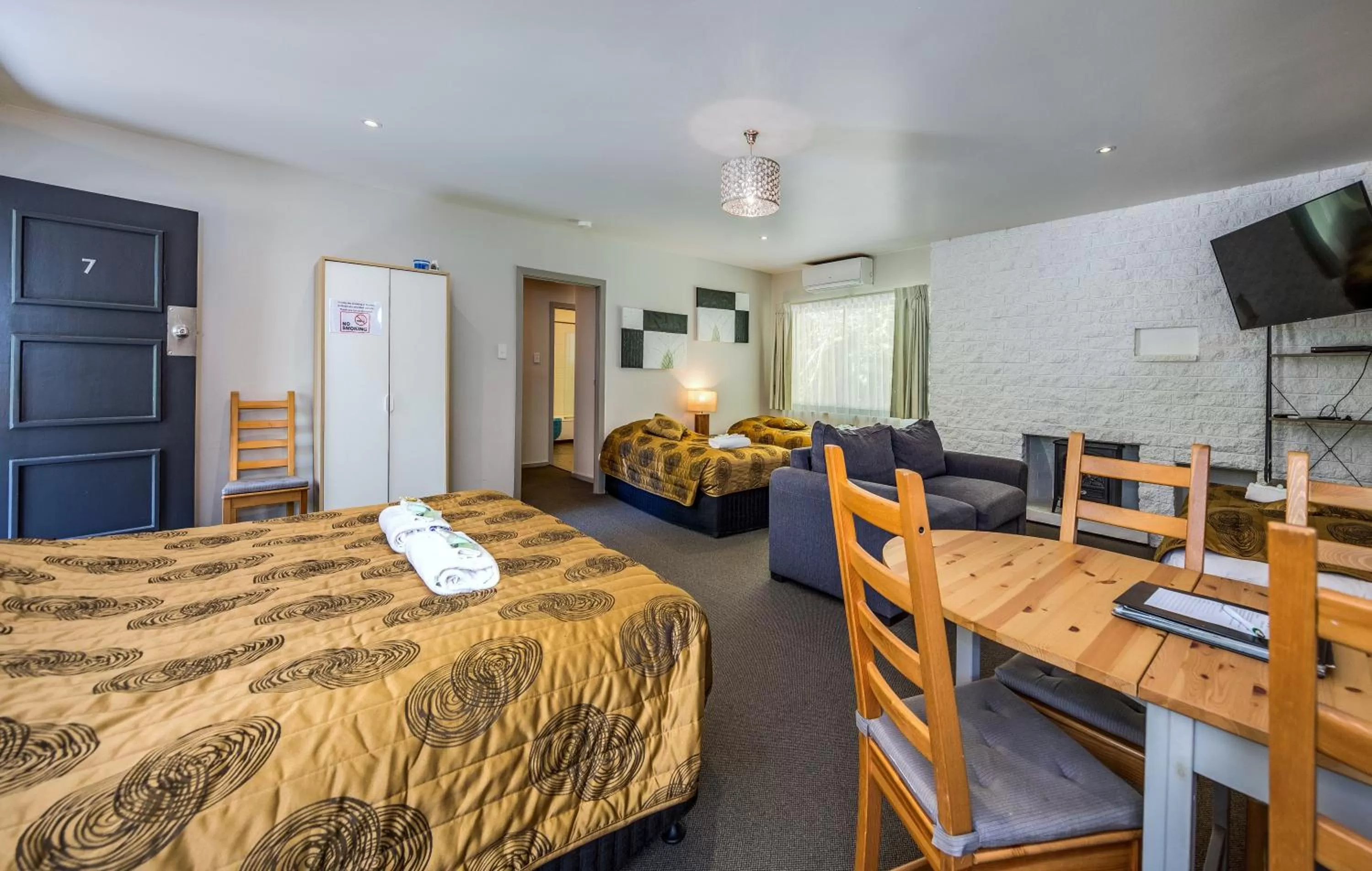 Photo of the whole room, Bed in Tall Trees Motel Mountain Retreat