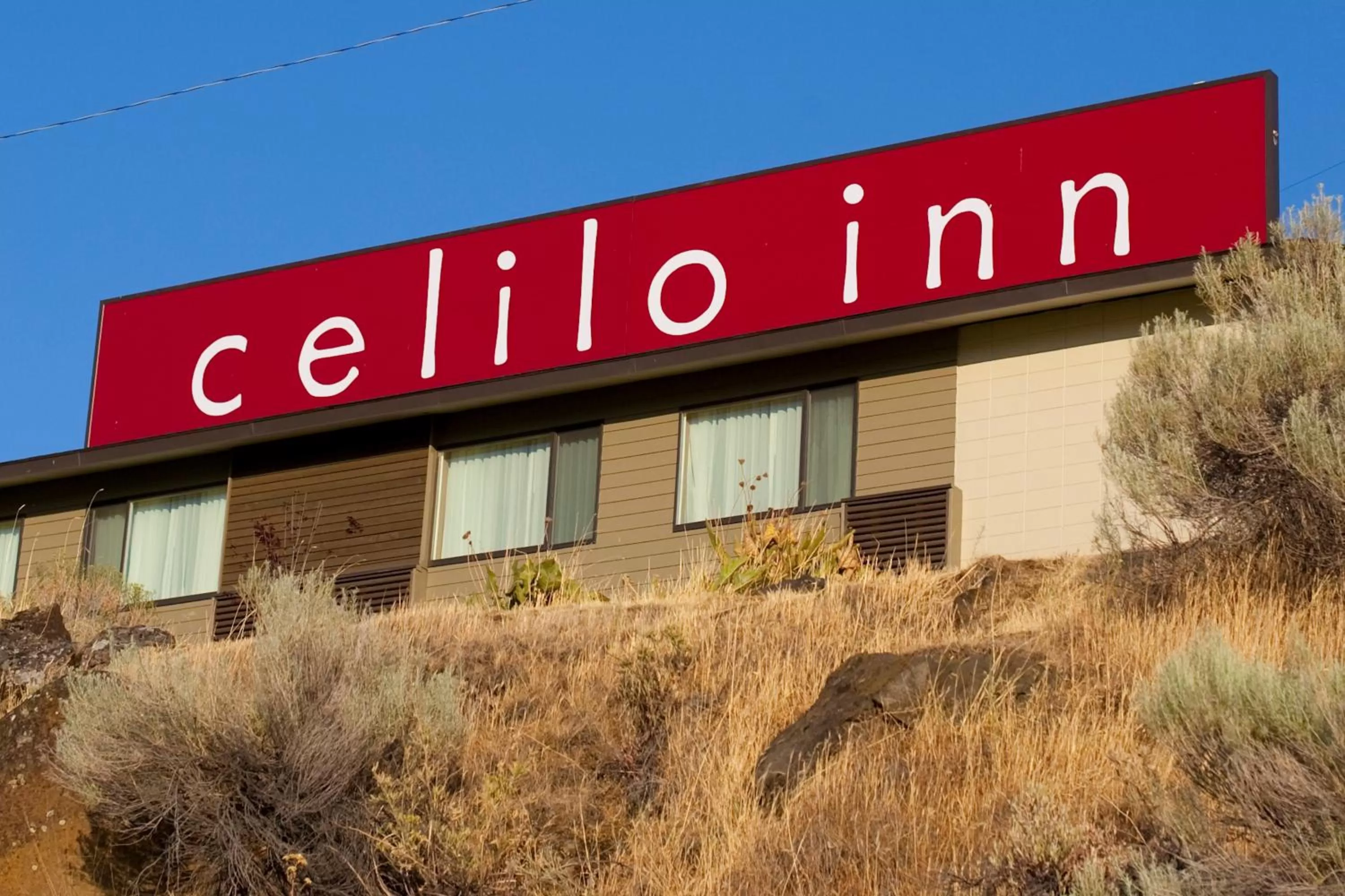 Facade/entrance in Celilo Inn