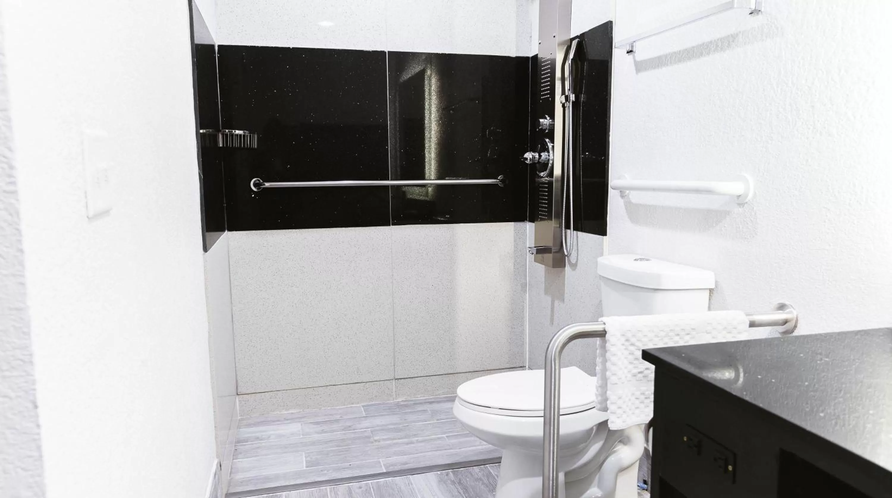 Bathroom in Motel 6 Bellville, OH