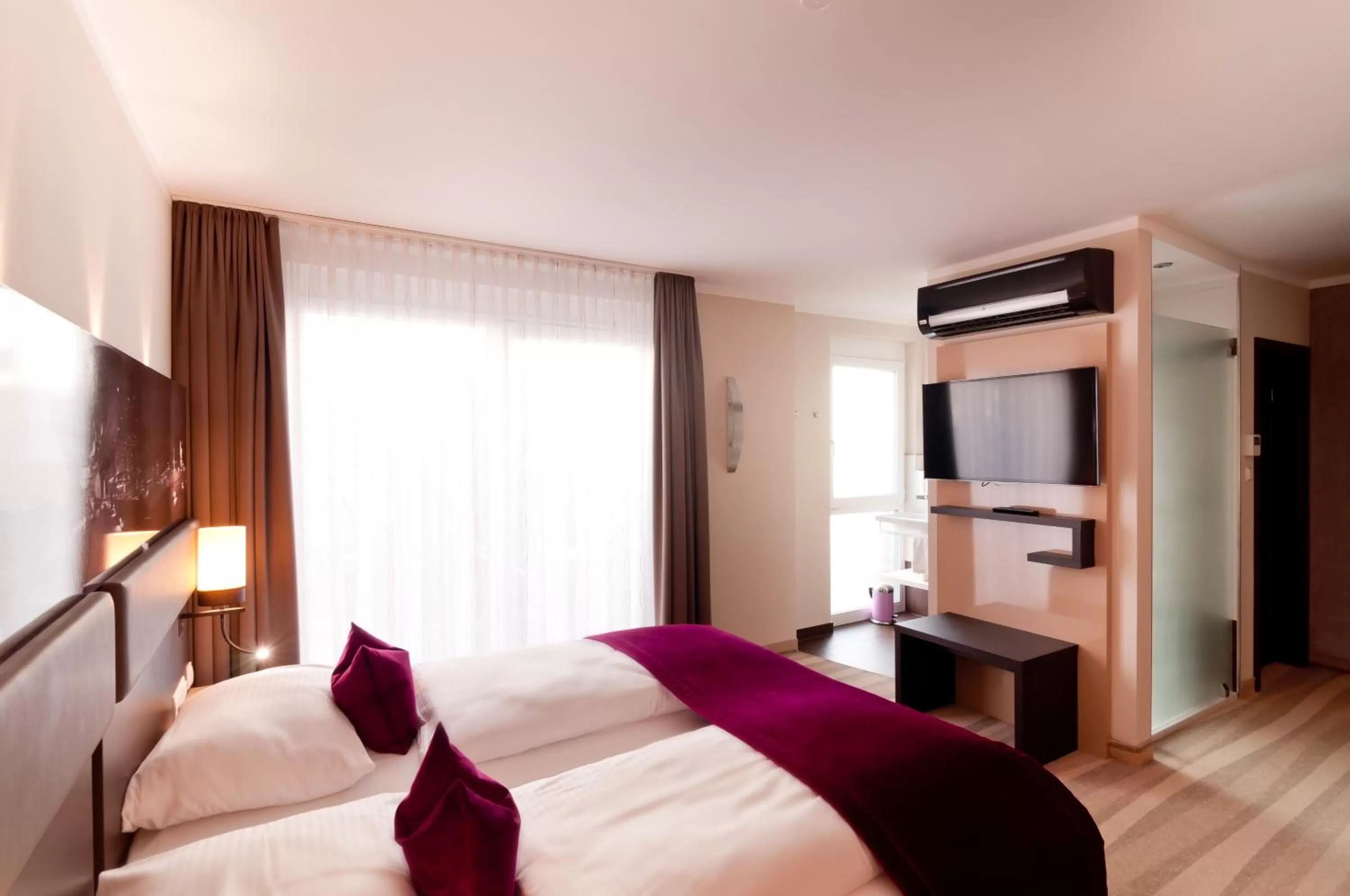 Bathroom, Bed in Amalienburg - Boutique & Boarding Hotel