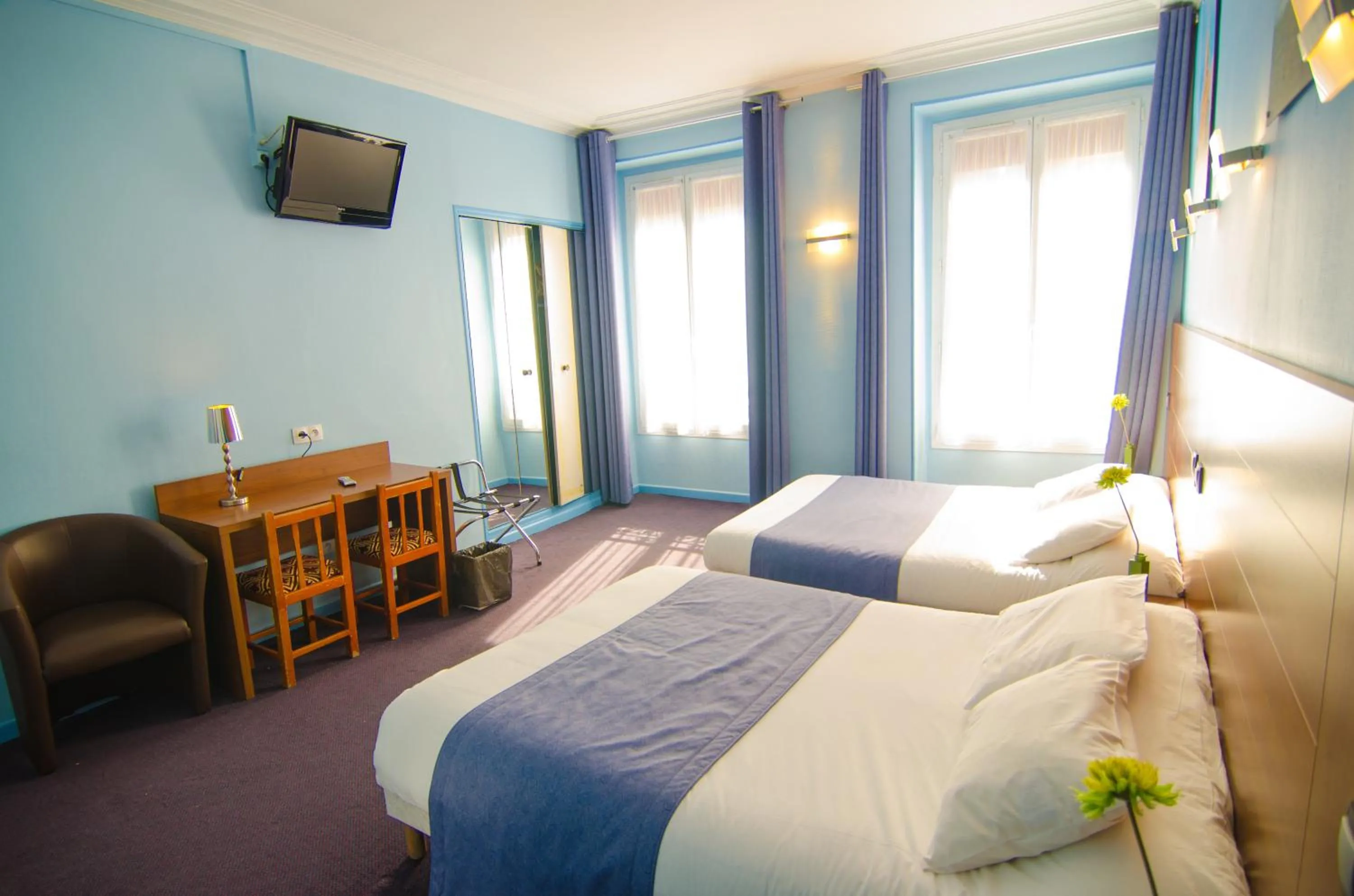 Photo of the whole room, Bed in Hotel Paris Bruxelles