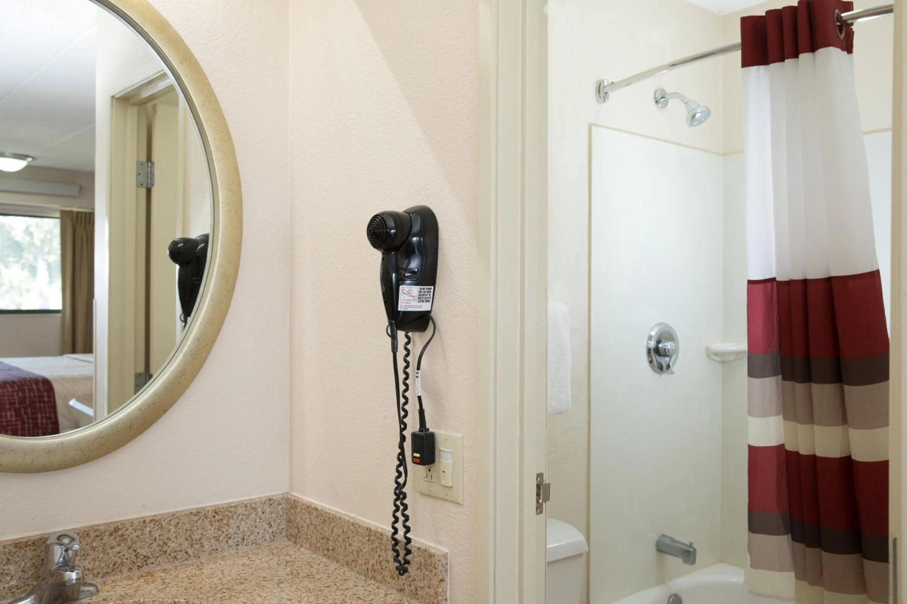 Bathroom in Red Roof Inn Cincinnati Northeast - Blue Ash