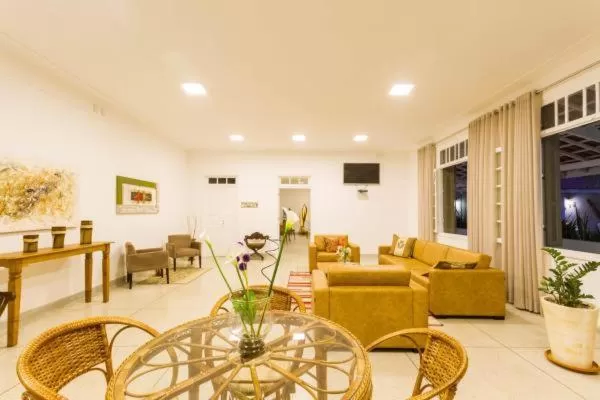 Communal lounge/ TV room in Sagrados Corações - Pousada