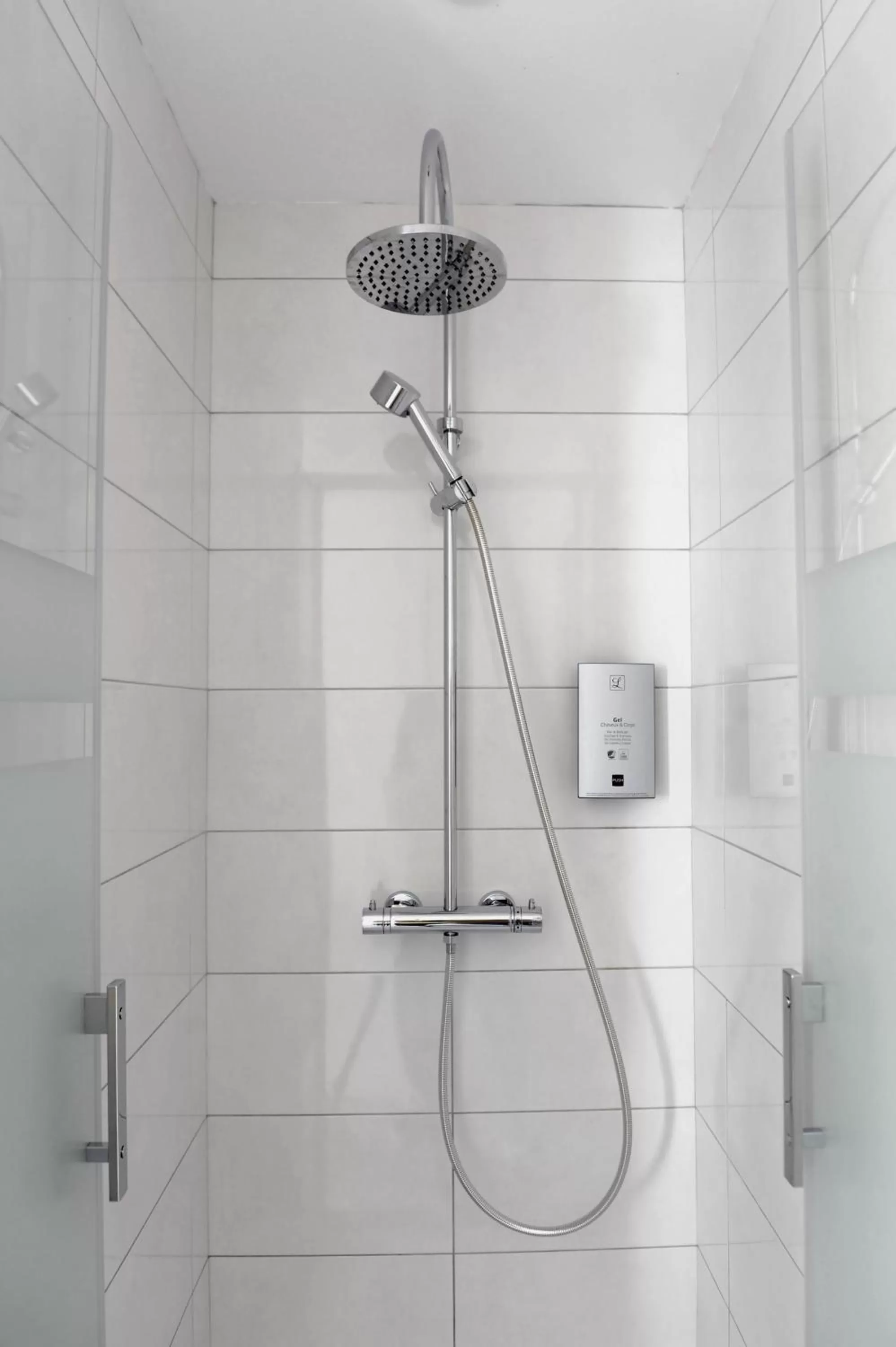 Shower in Logis Hôtel du Chêne