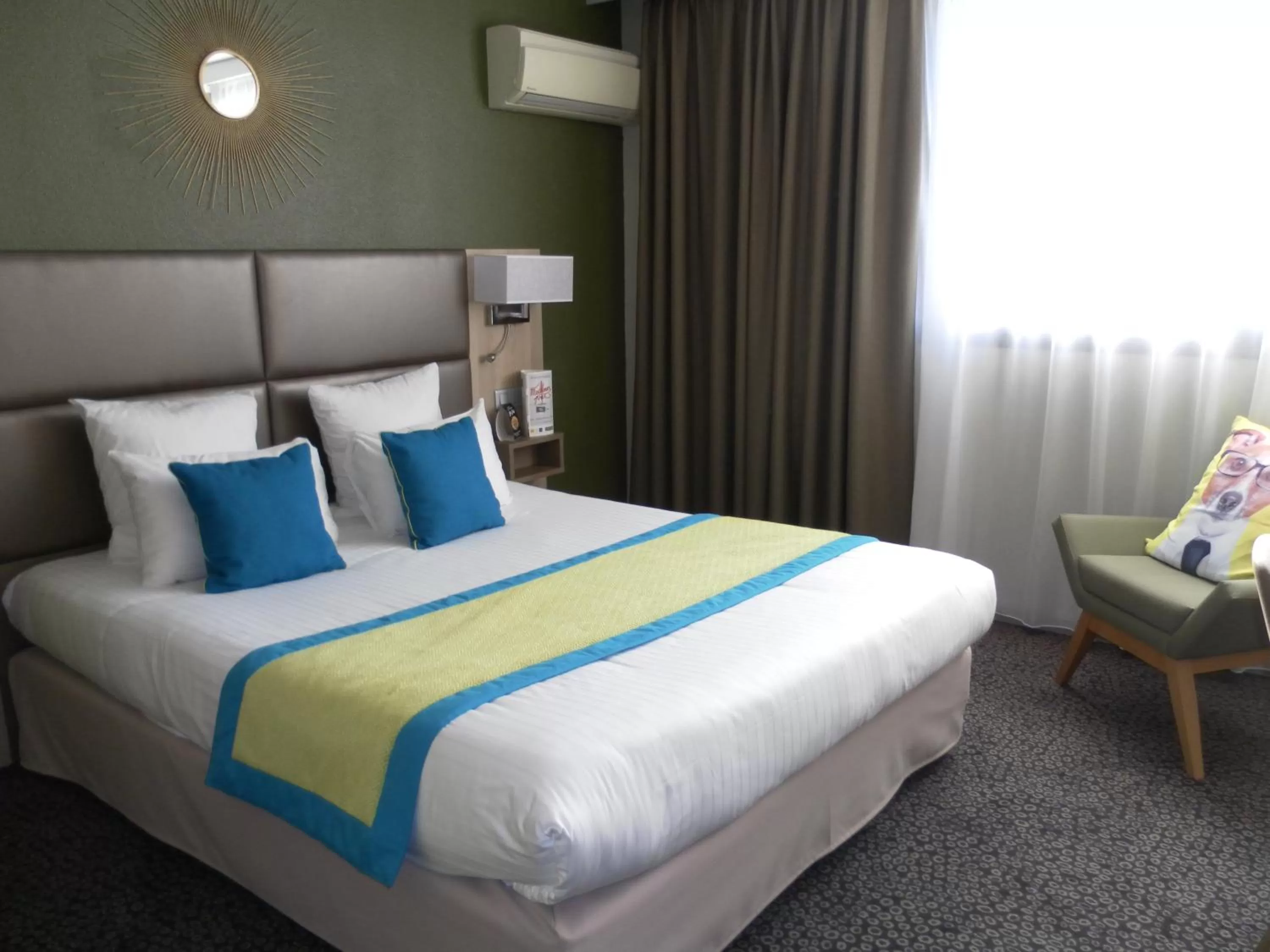 Bed in Kyriad Prestige - Bordeaux Aeroport