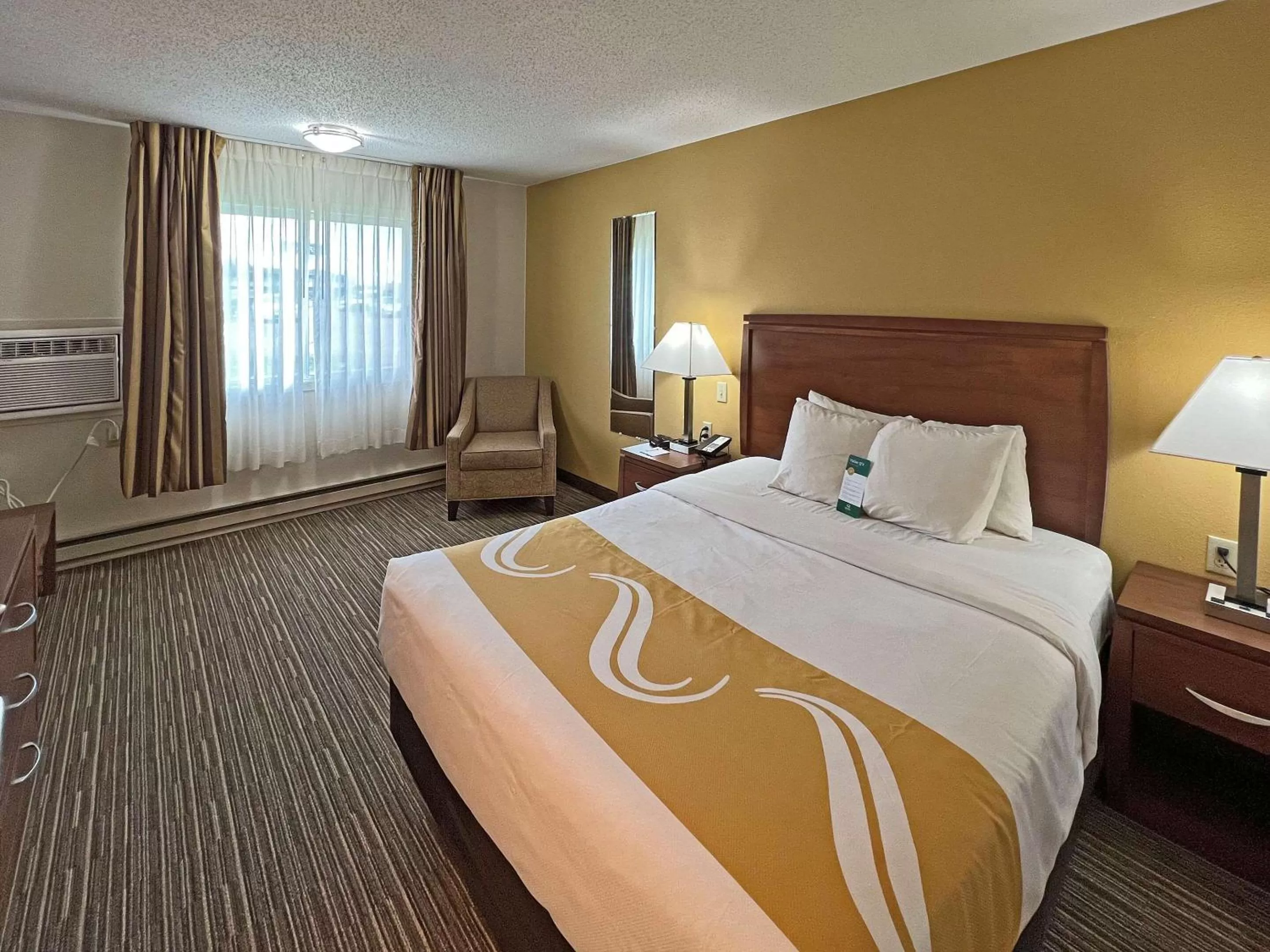 Bedroom, Bed in Quality Inn Mitchell I-90