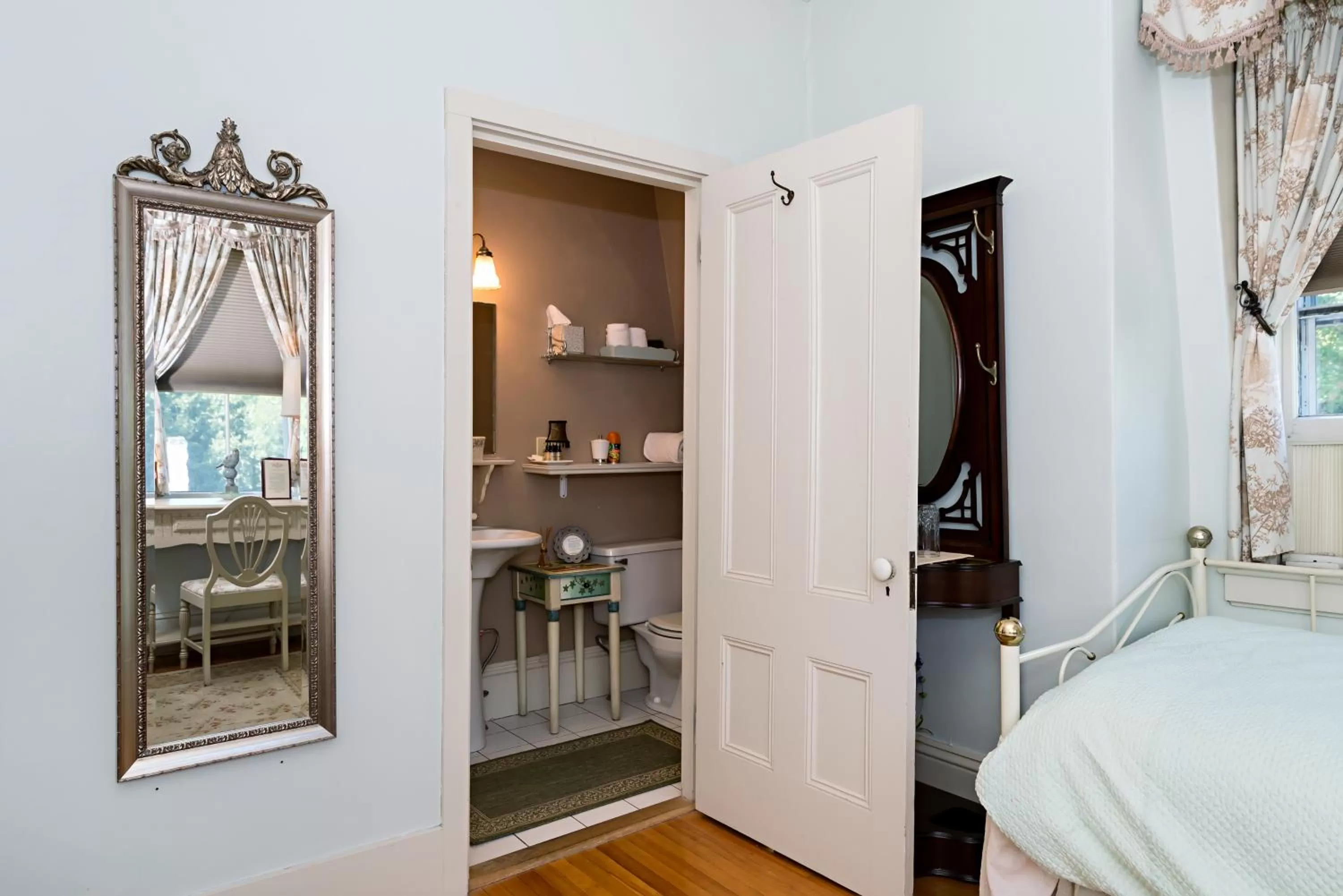 Bathroom, Bed in Silver Fountain Inn