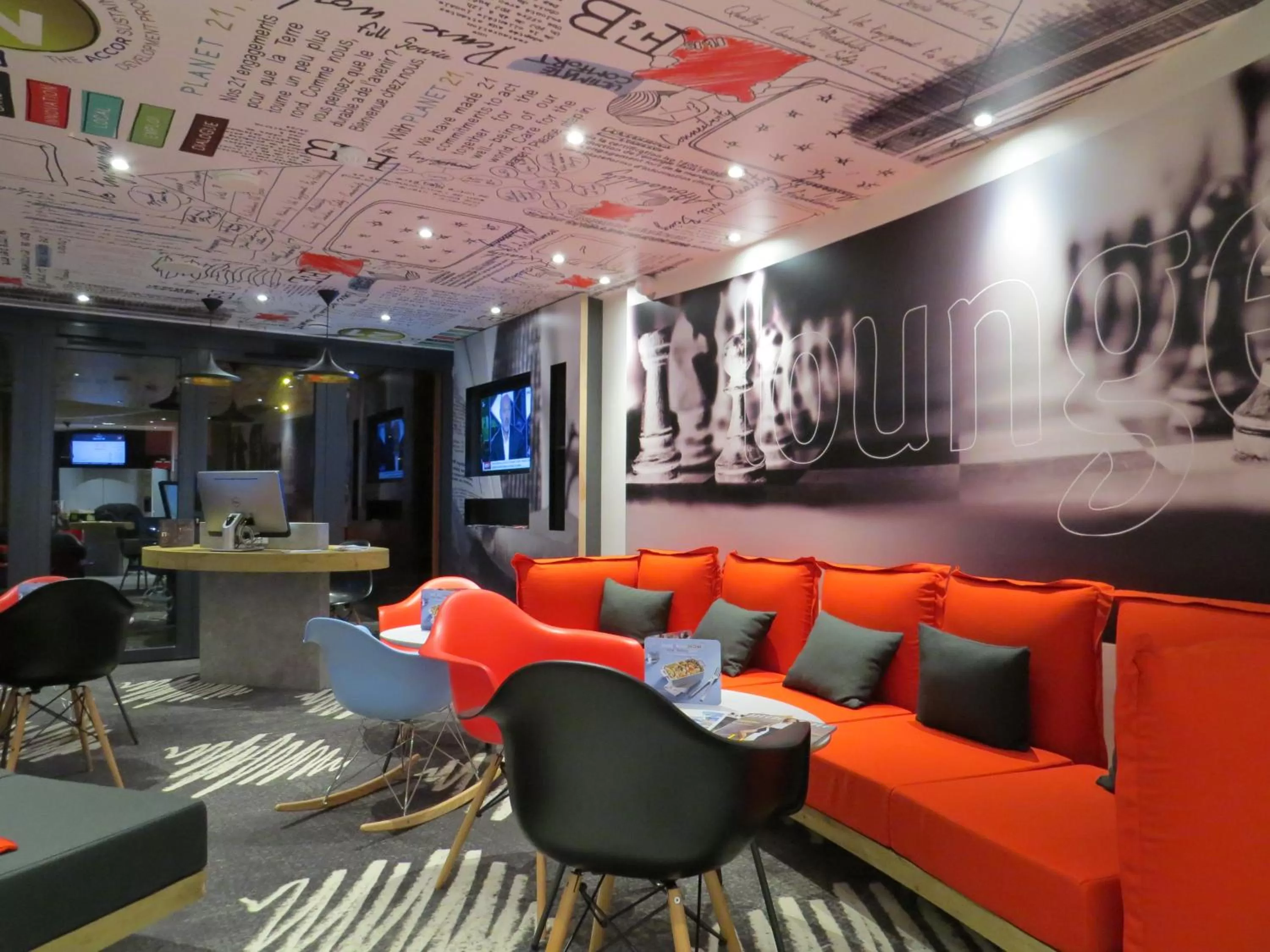 Lounge or bar in ibis Soissons