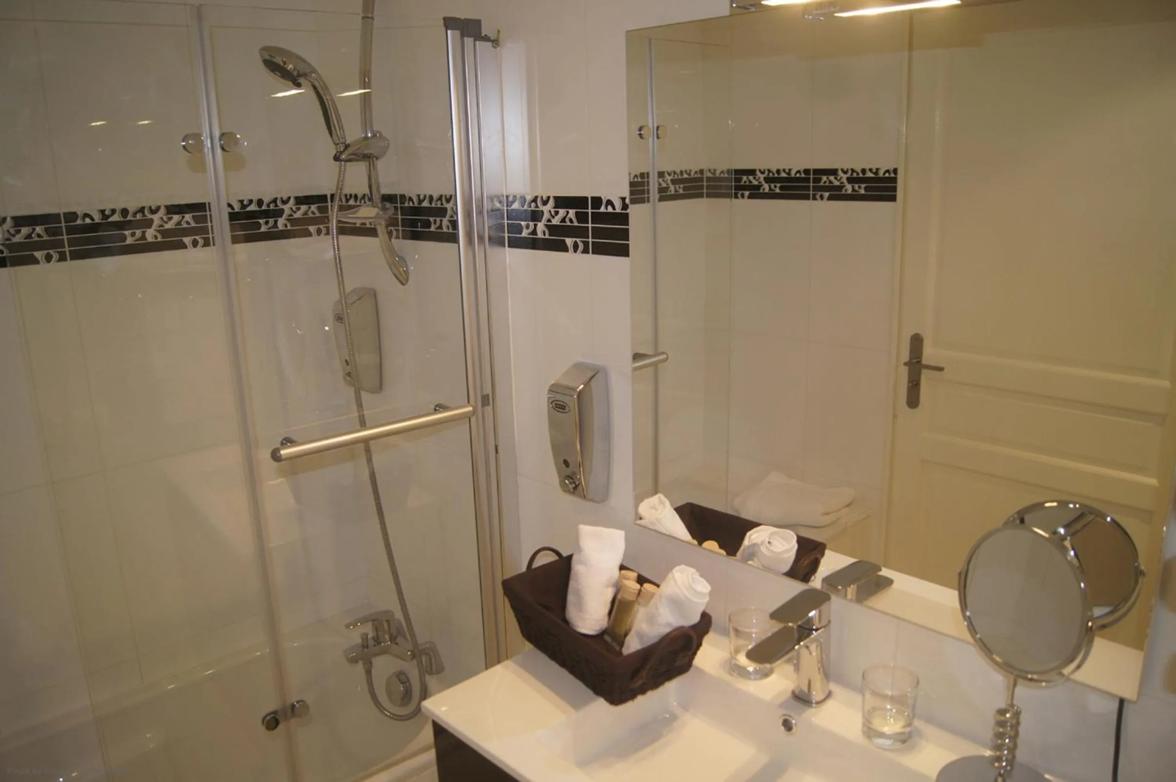 Bathroom in Hotel Regina Montmartre