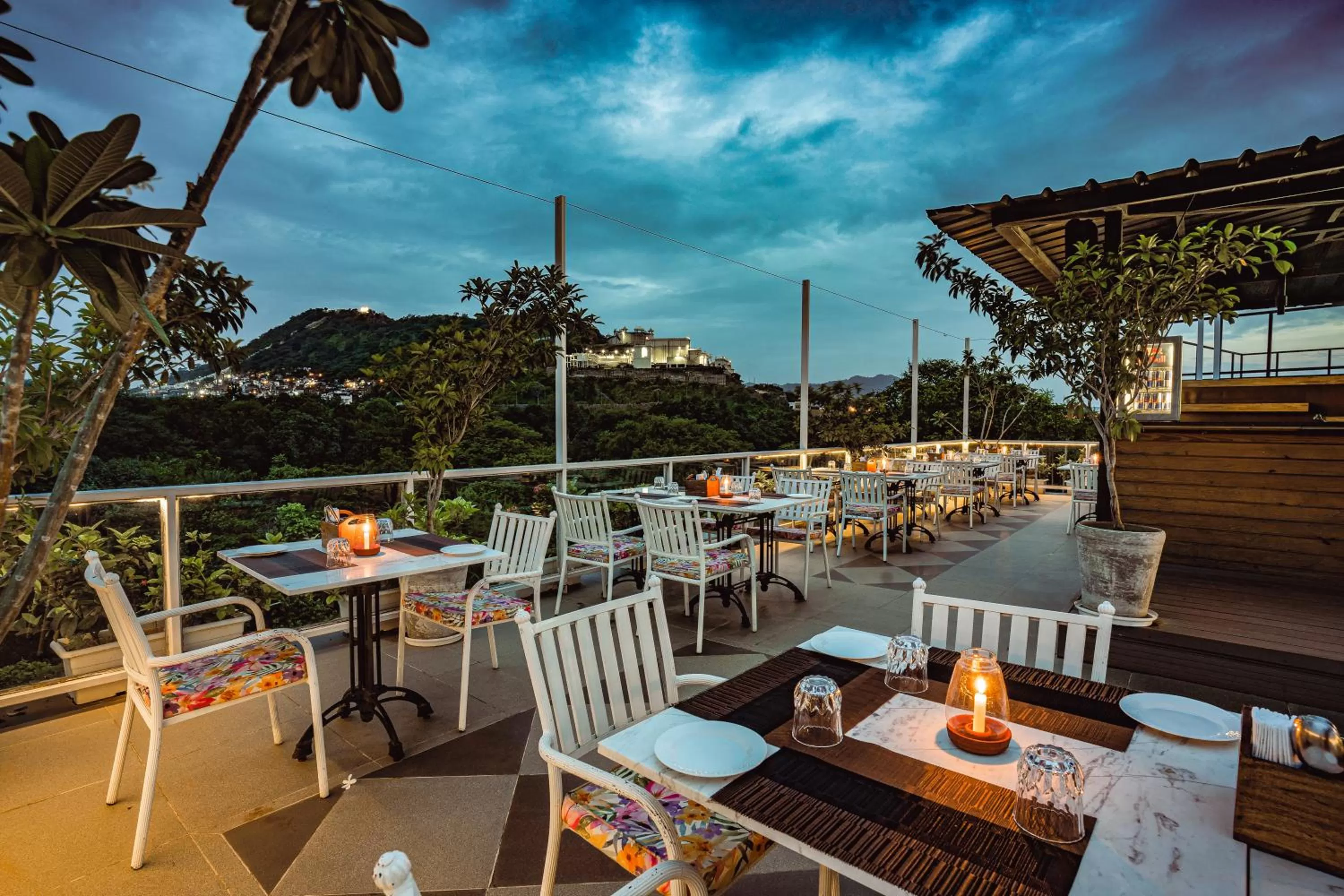 Restaurant/places to eat in Tripli Hotels Shiv Villas