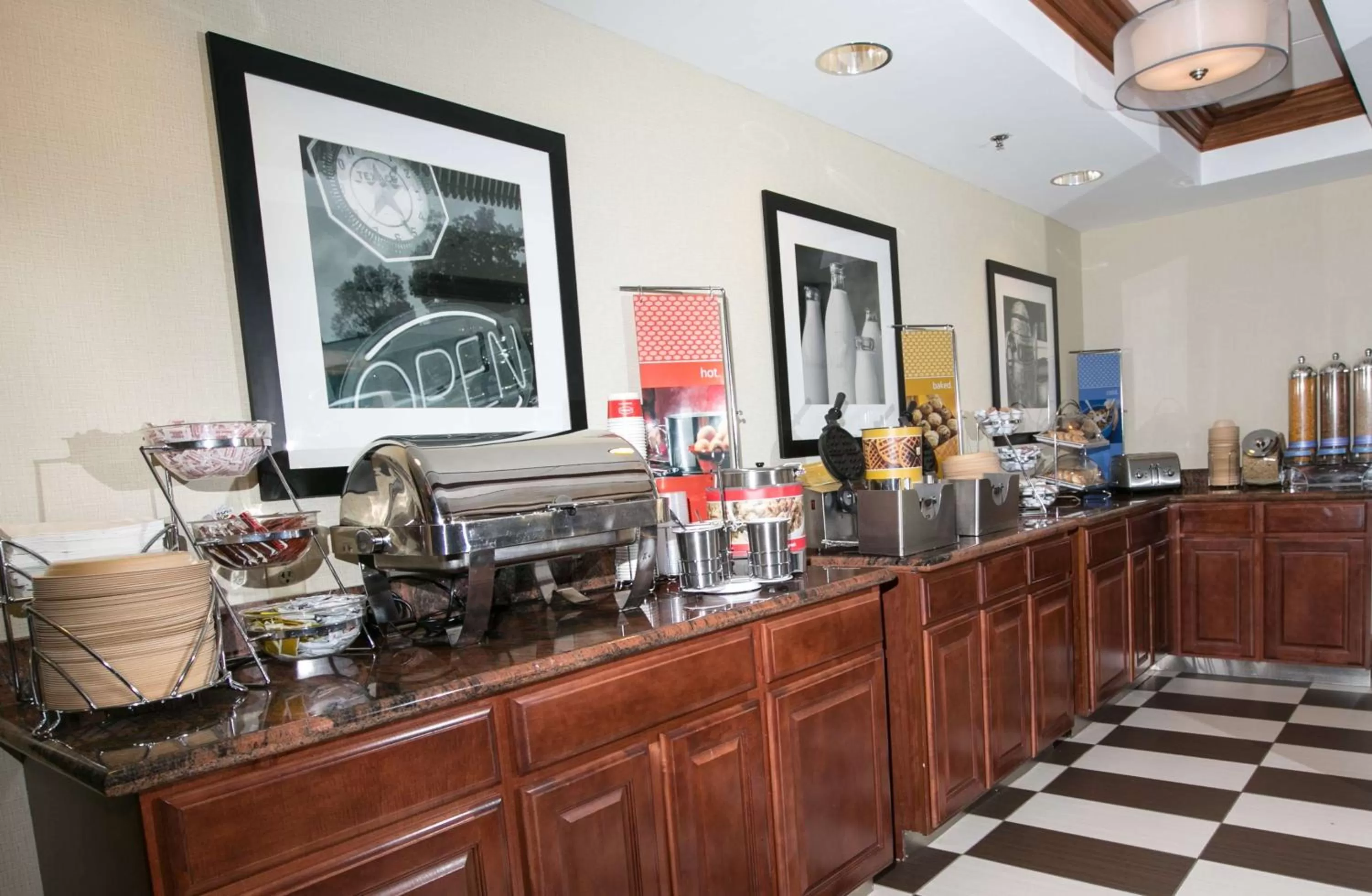 Dining area in Hampton Inn Hadley-Amherst Area
