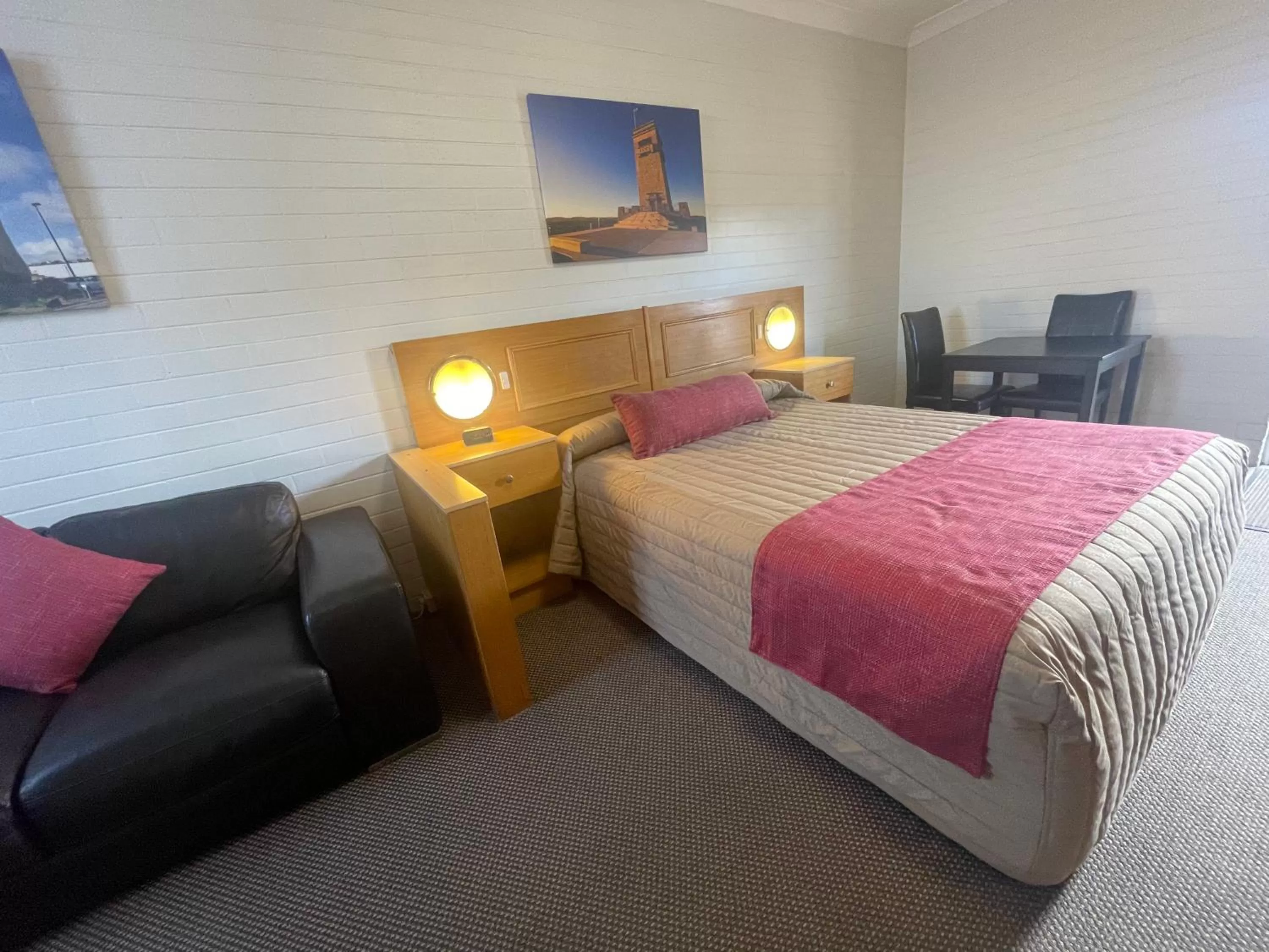 Photo of the whole room, Bed in Goulburn Motor Inn