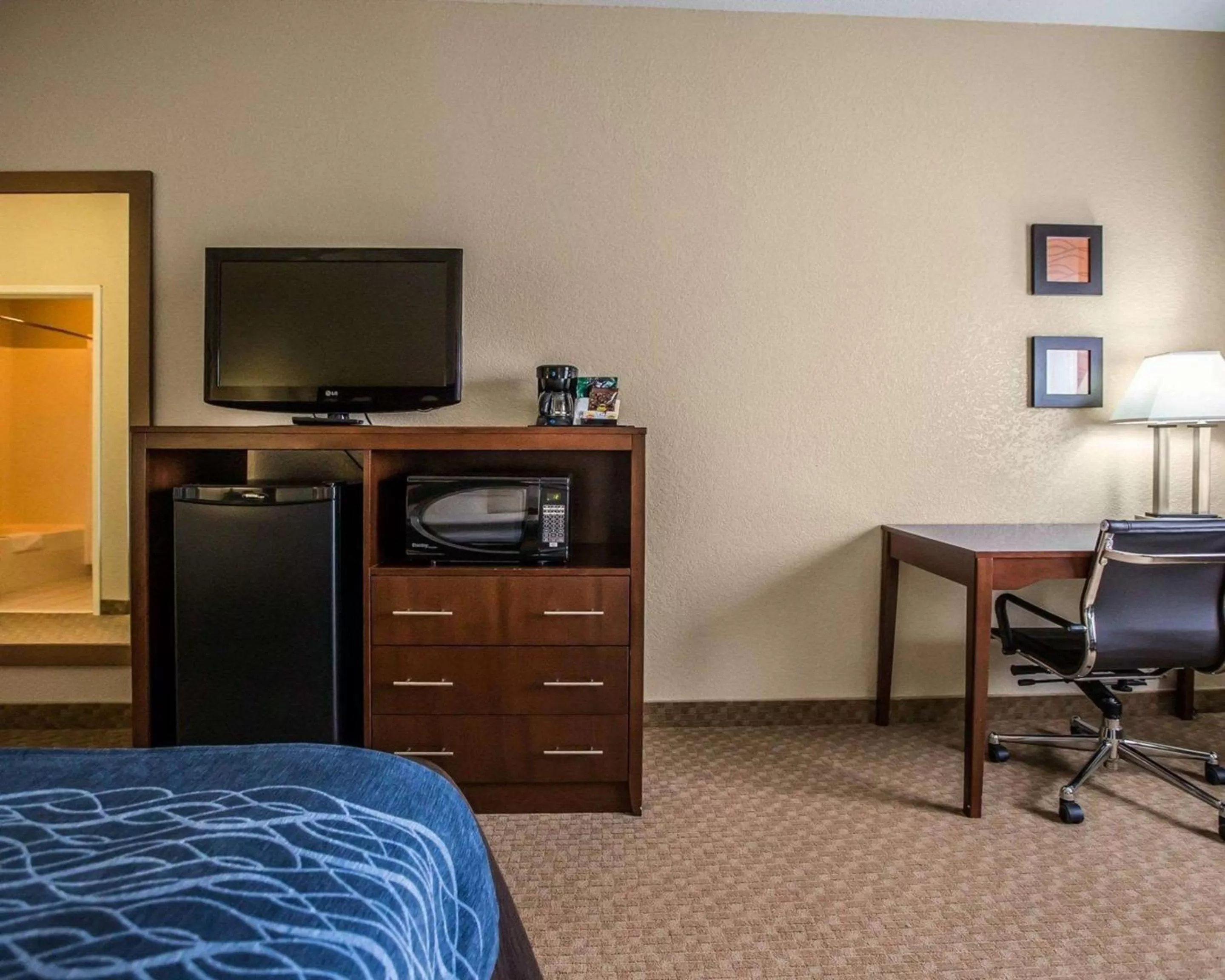 Photo of the whole room, Bed in Quality Inn & Suites Dixon near I-88