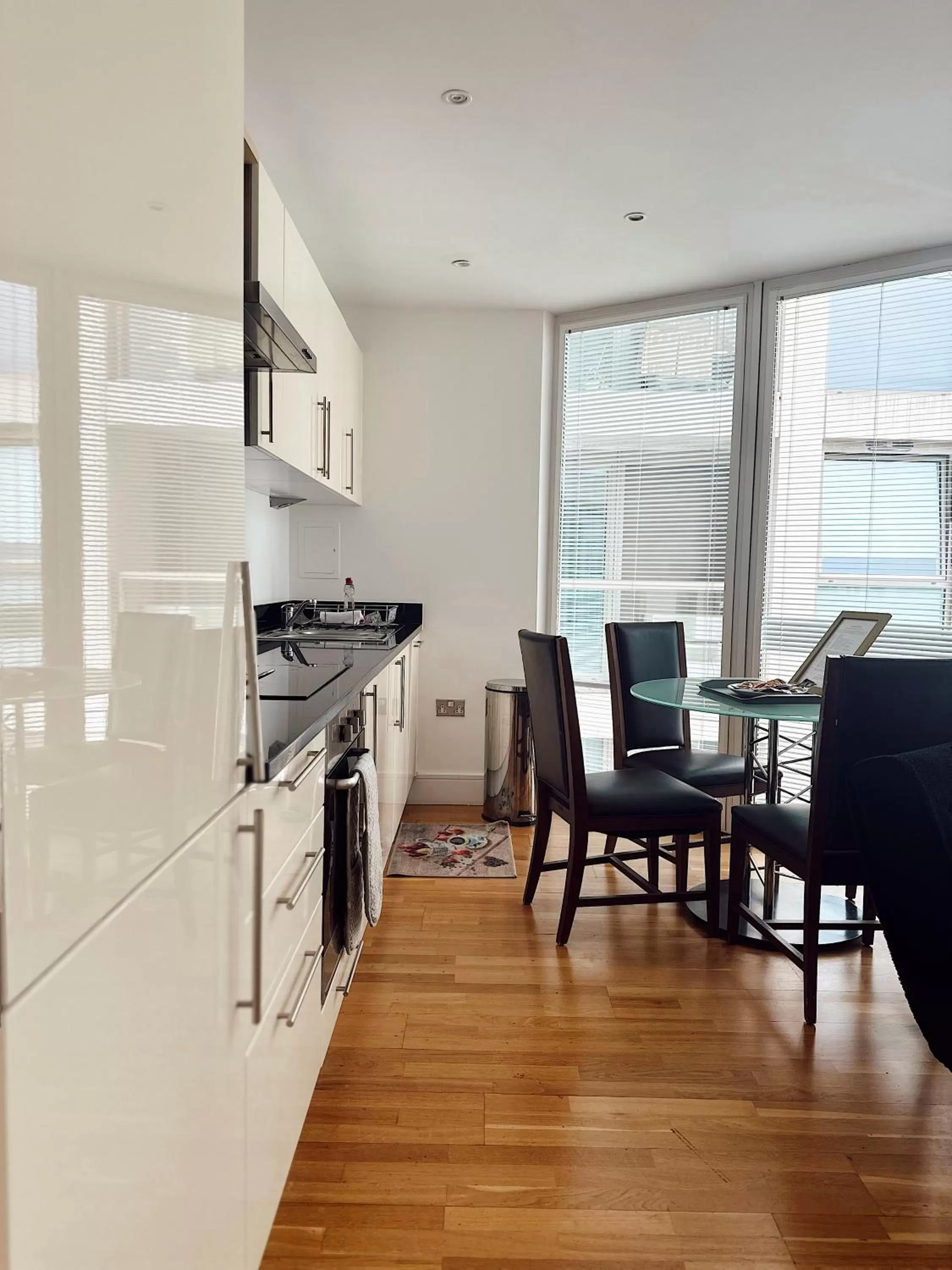 Dining area in Canary Wharf - Luxury Apartments