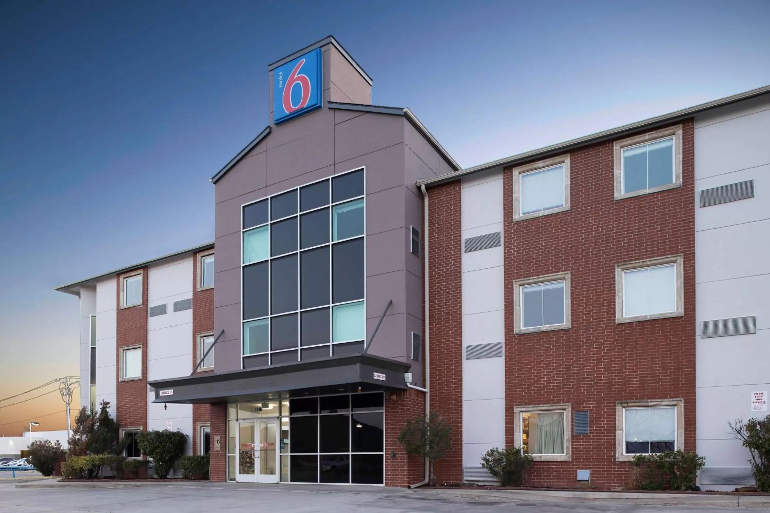 Property building in Motel 6-Norman, OK