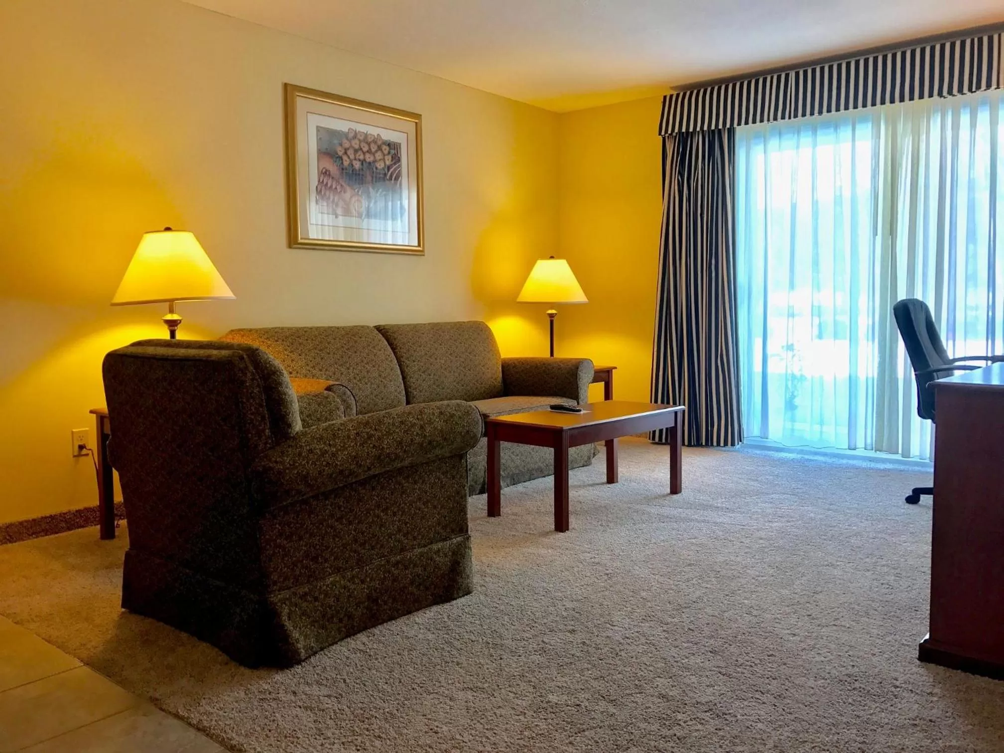 Living room in White River Inn & Suites