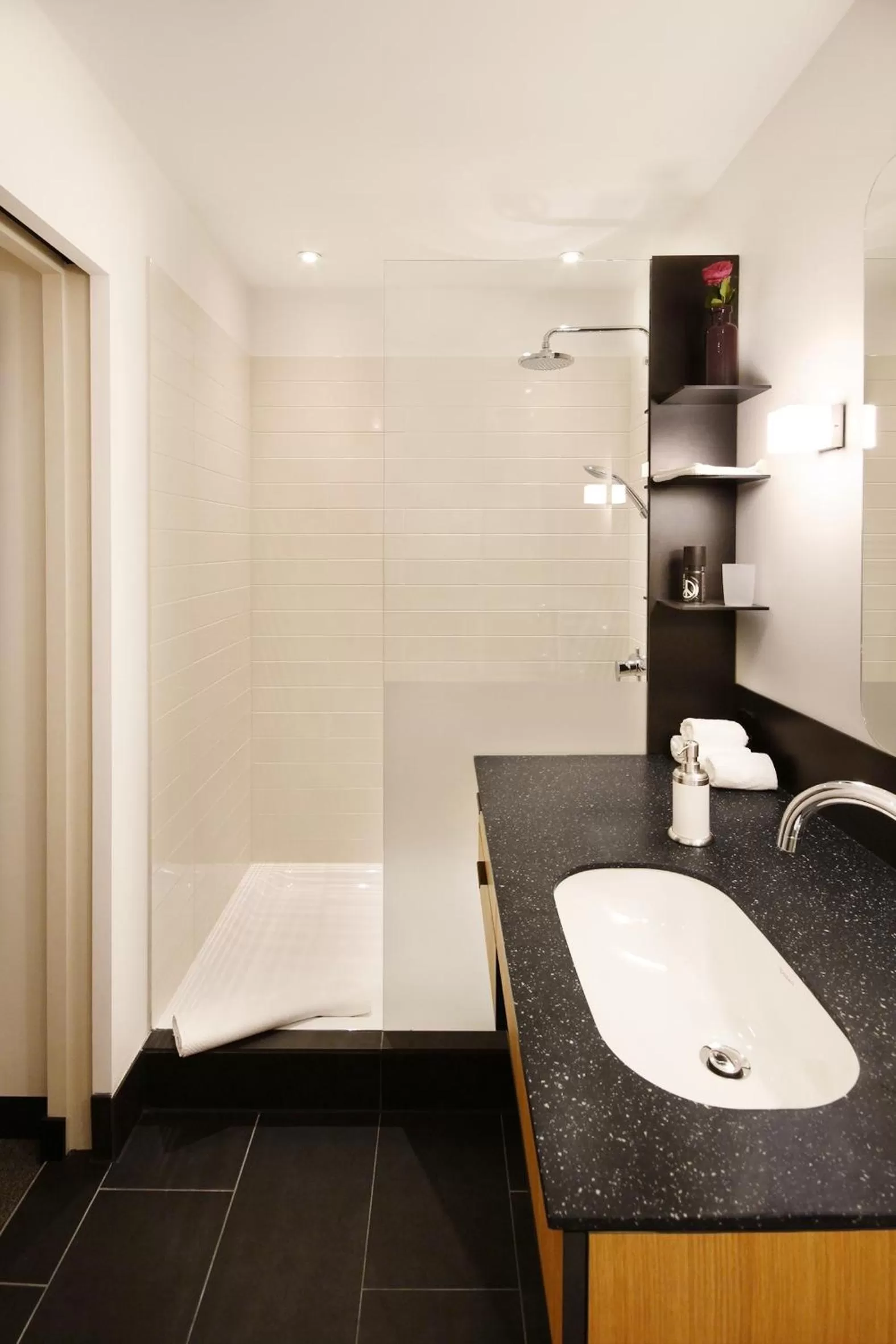 Bathroom, Bed in Apartment040