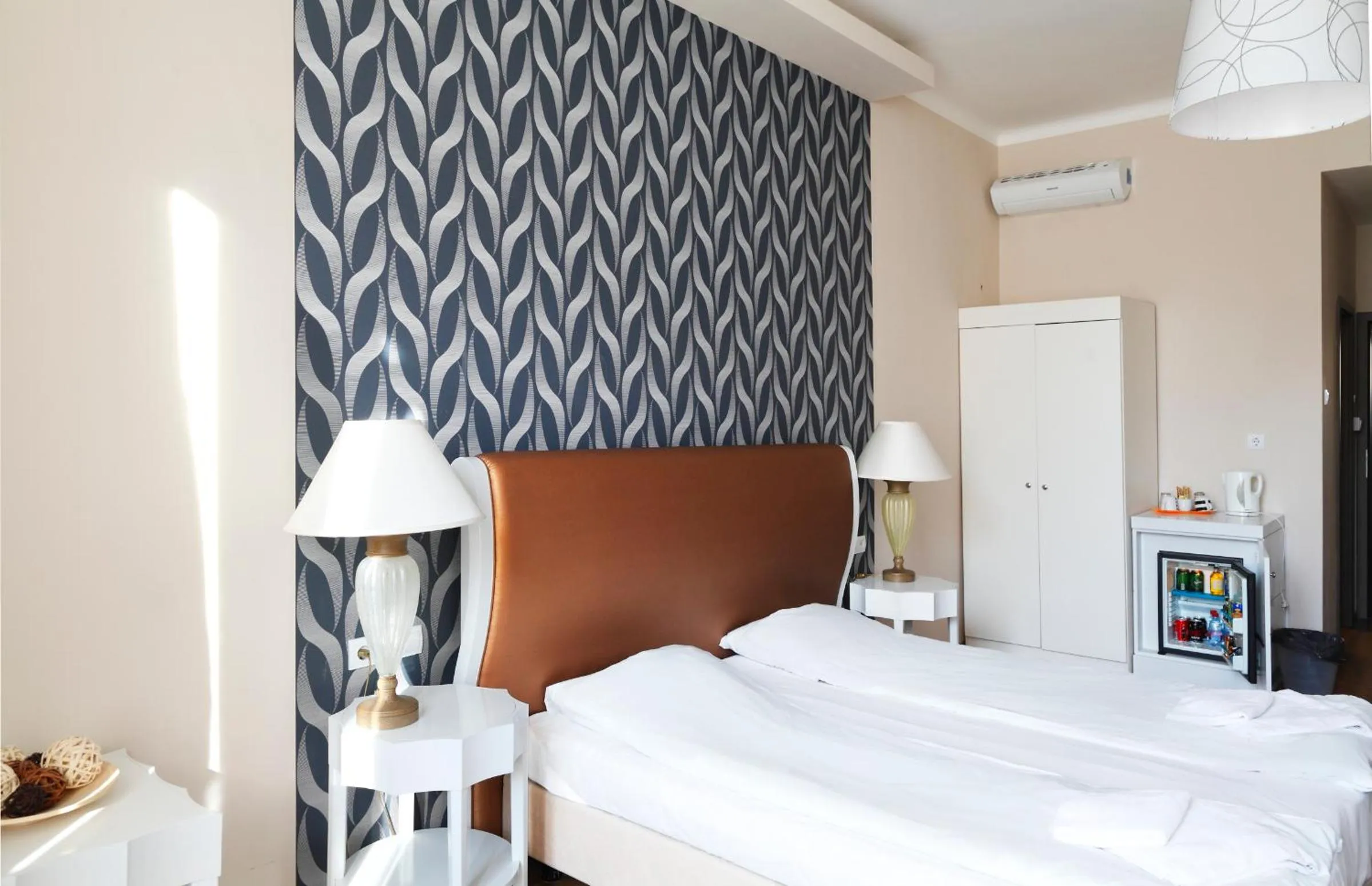 Photo of the whole room, Bed in House Octogon