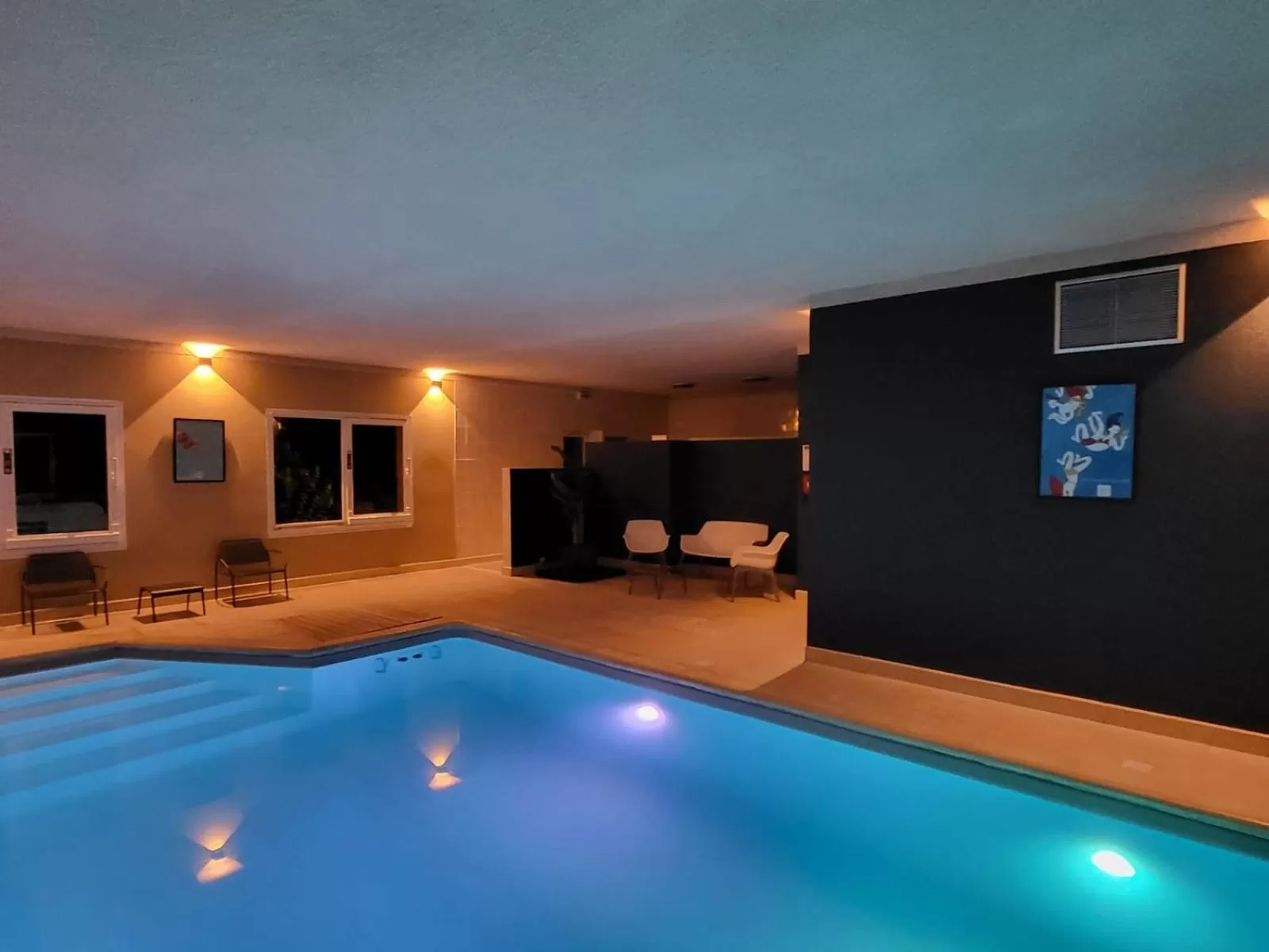 Swimming pool in Beddy-bye Hôtel