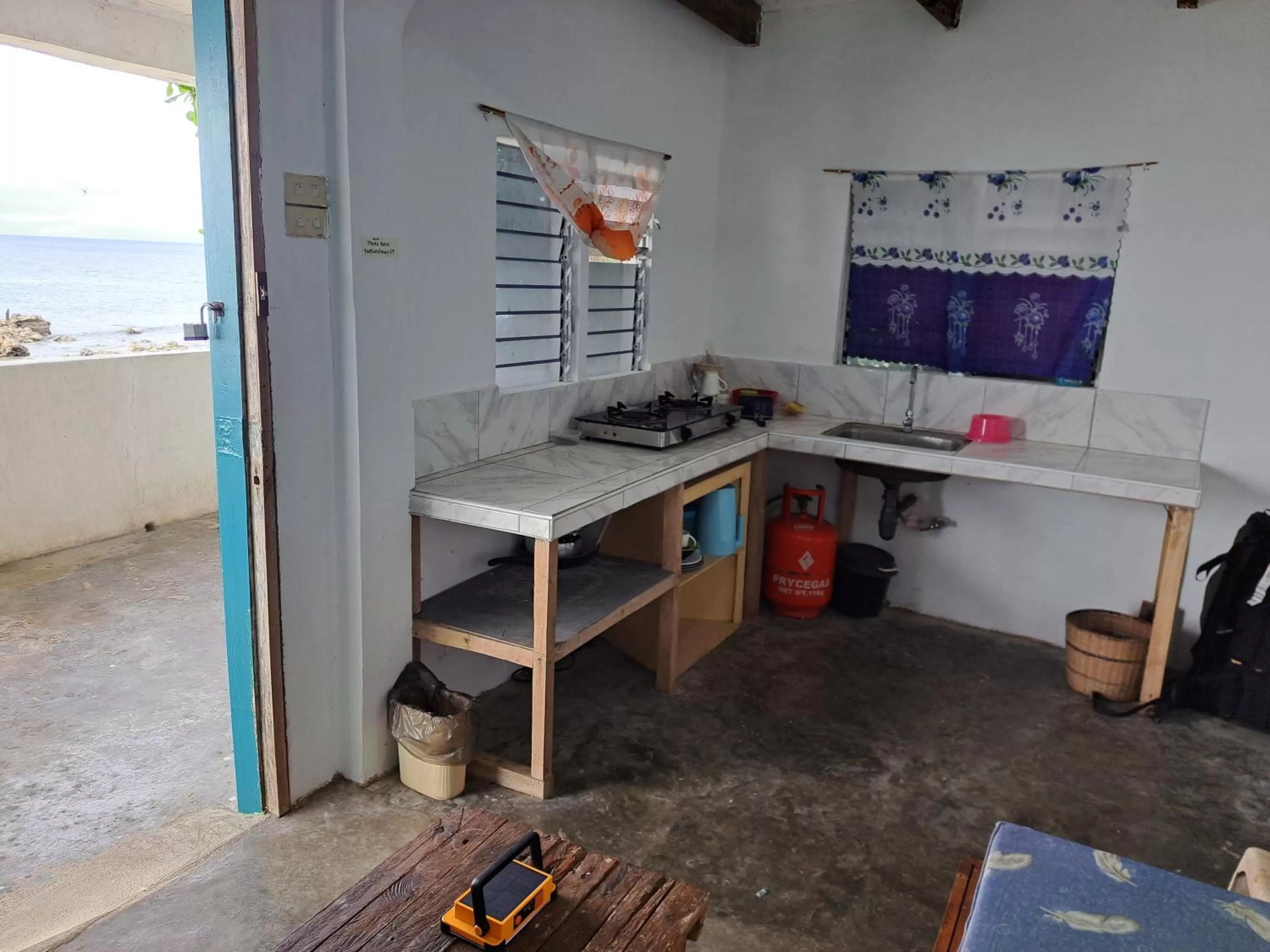 Kitchen or kitchenette in Paseo Del Mar Seaside Inn