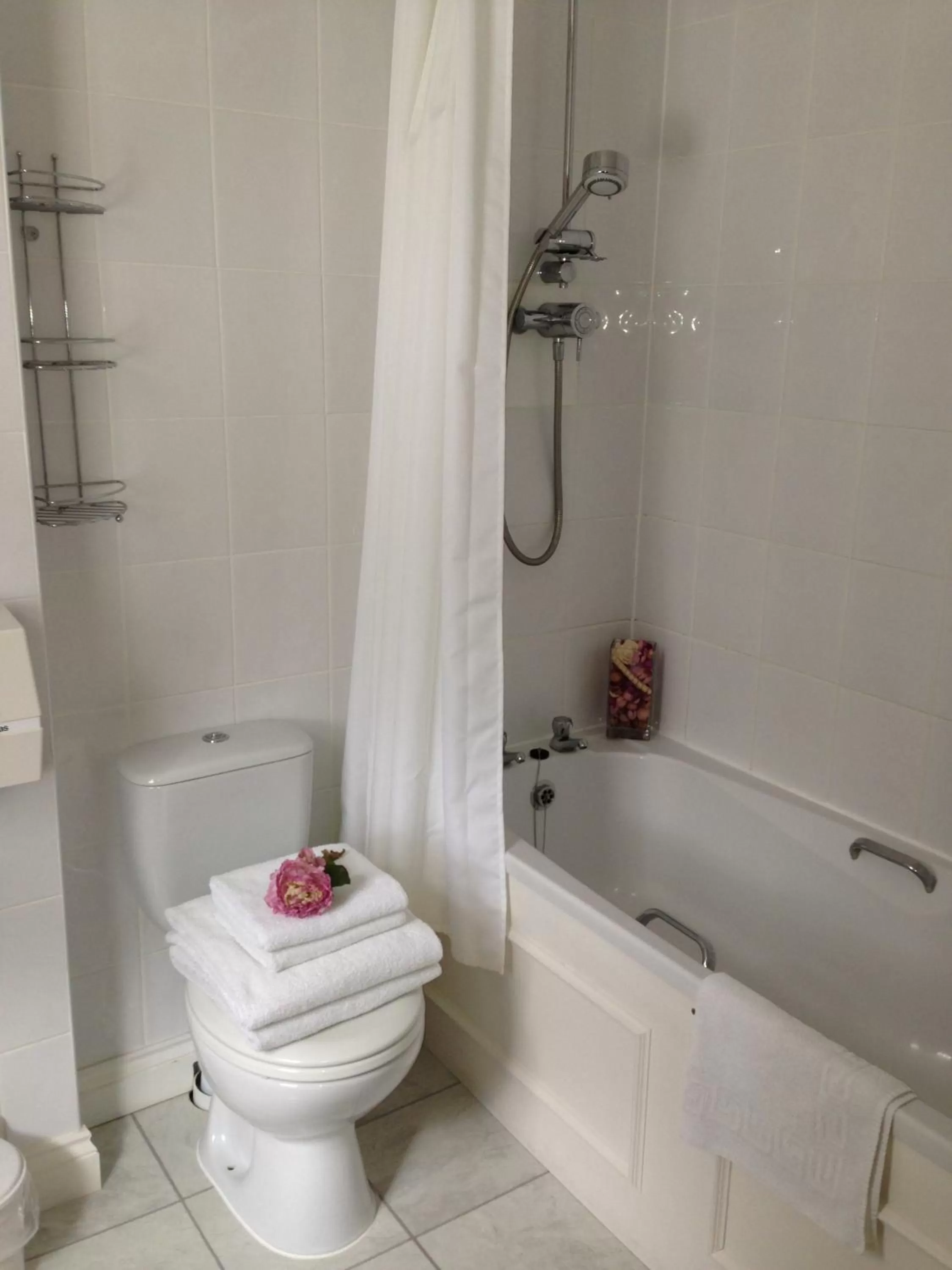 Bathroom in Bourne Hall Country Hotel