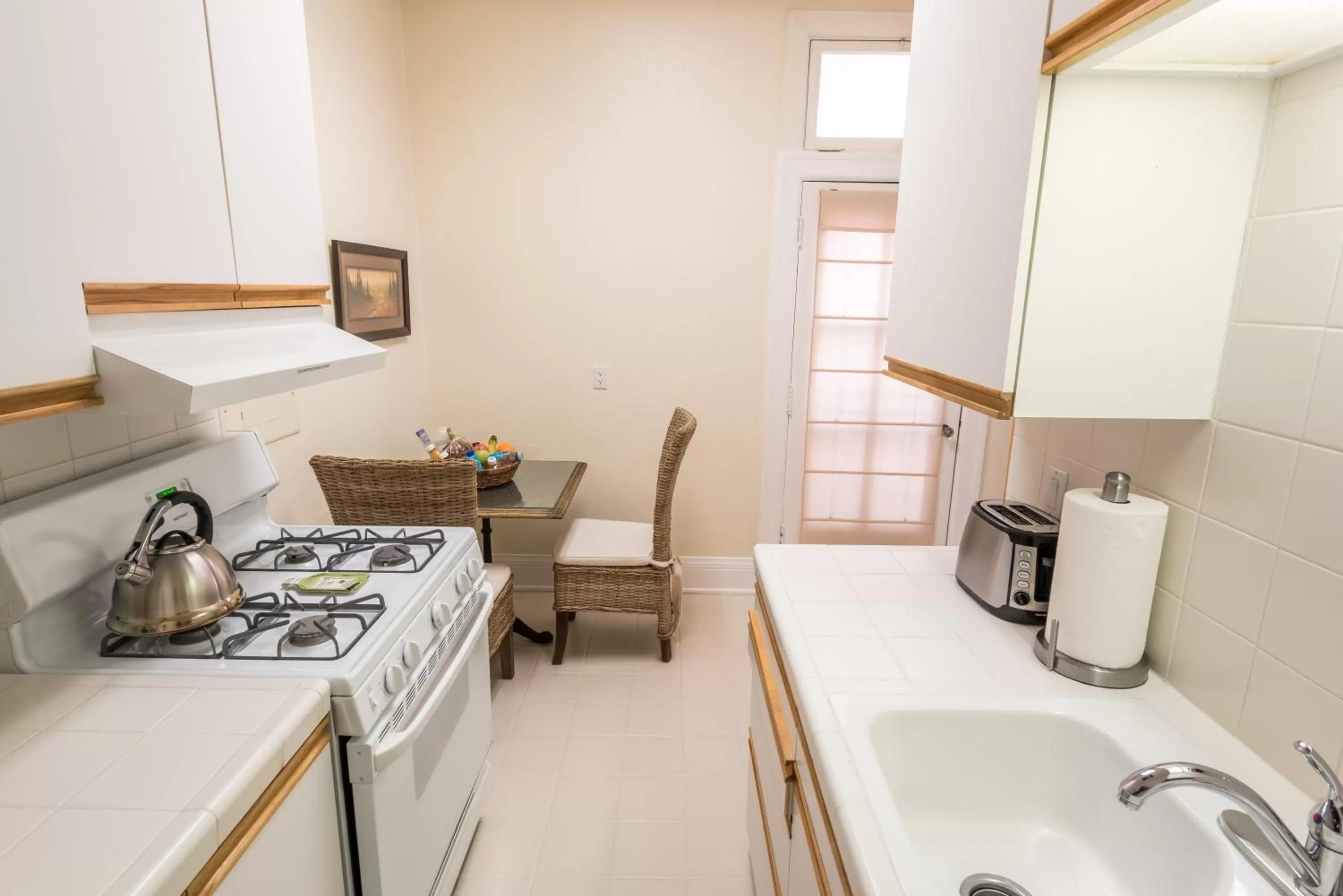 Kitchen or kitchenette in Harbor House Inn