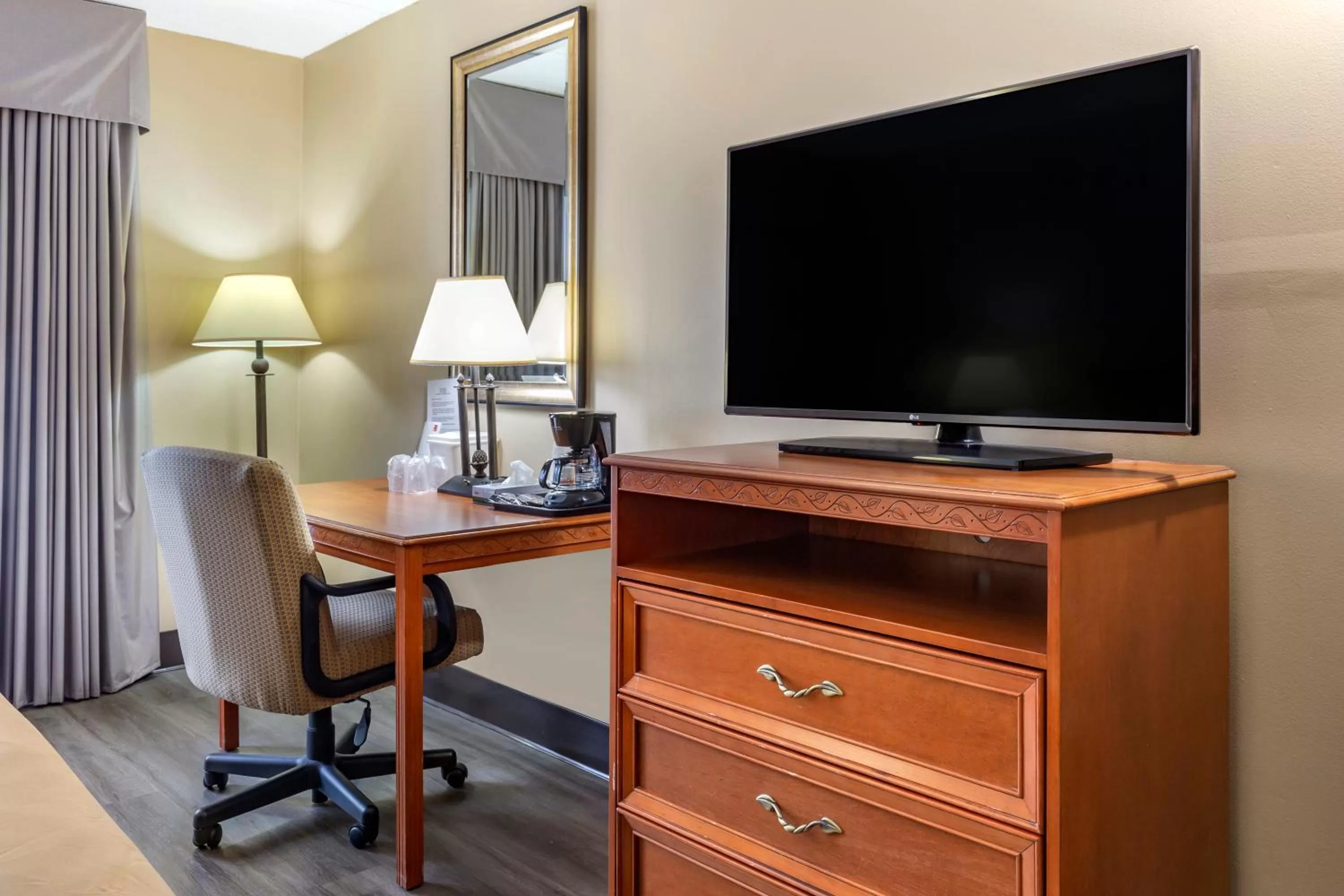 TV and multimedia in Econo Lodge & Suites Southern Pines - Pinehurst