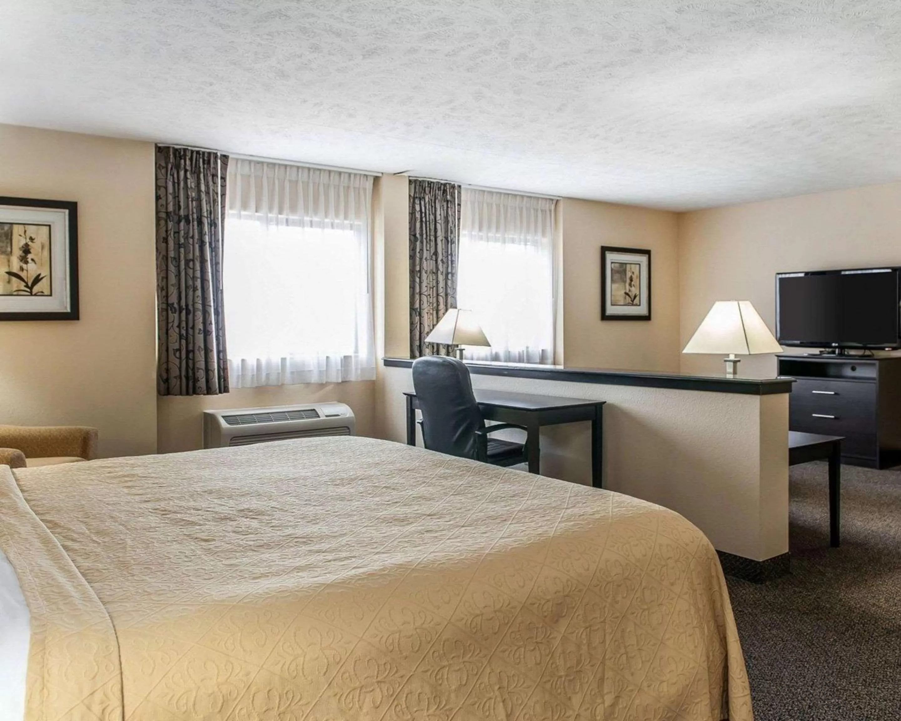 Photo of the whole room, Bed in Quality Inn & Suites Mattoon South